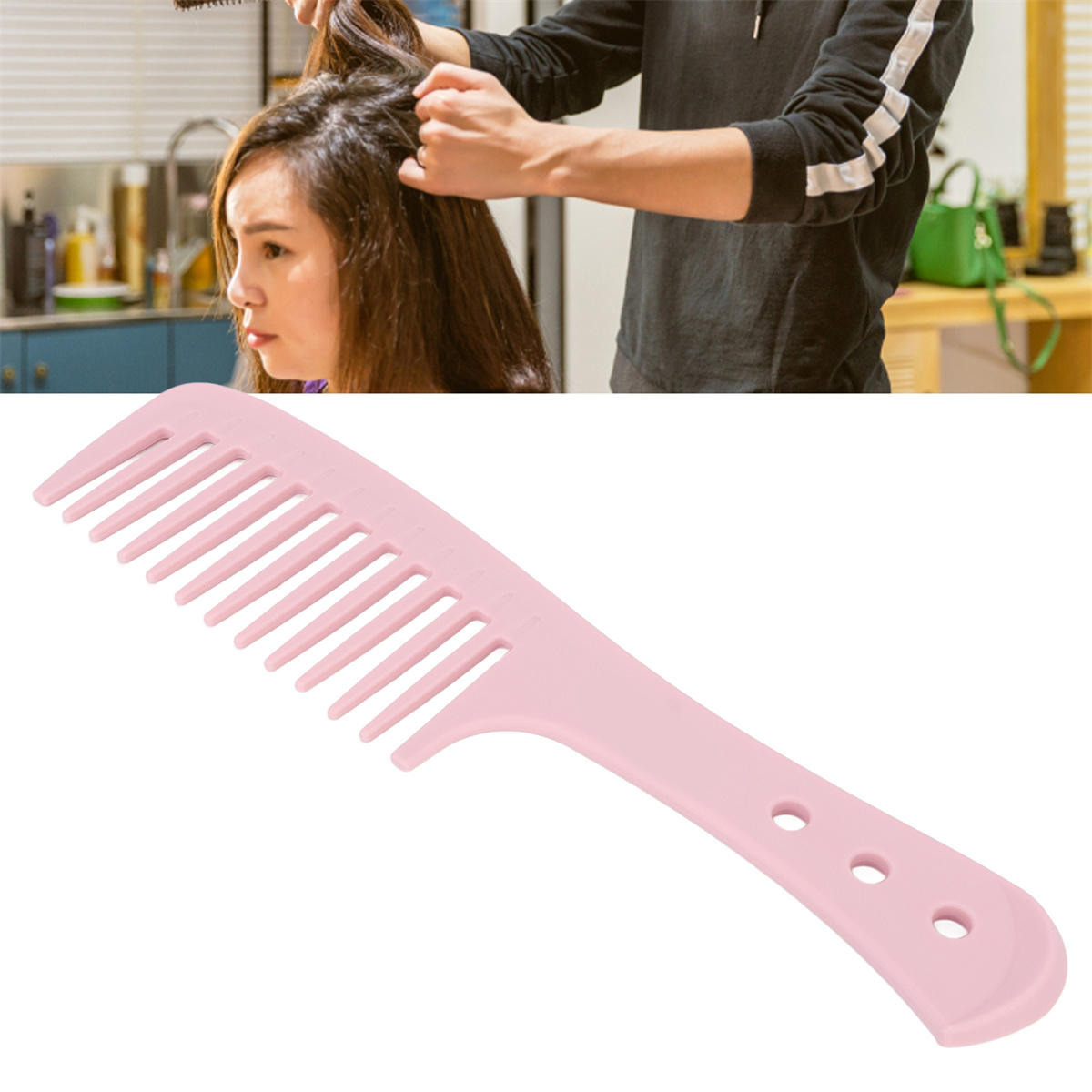 Ein rosa Kamm mit breiten Zähnen. Eine Person kämmt jemandes Haare.
