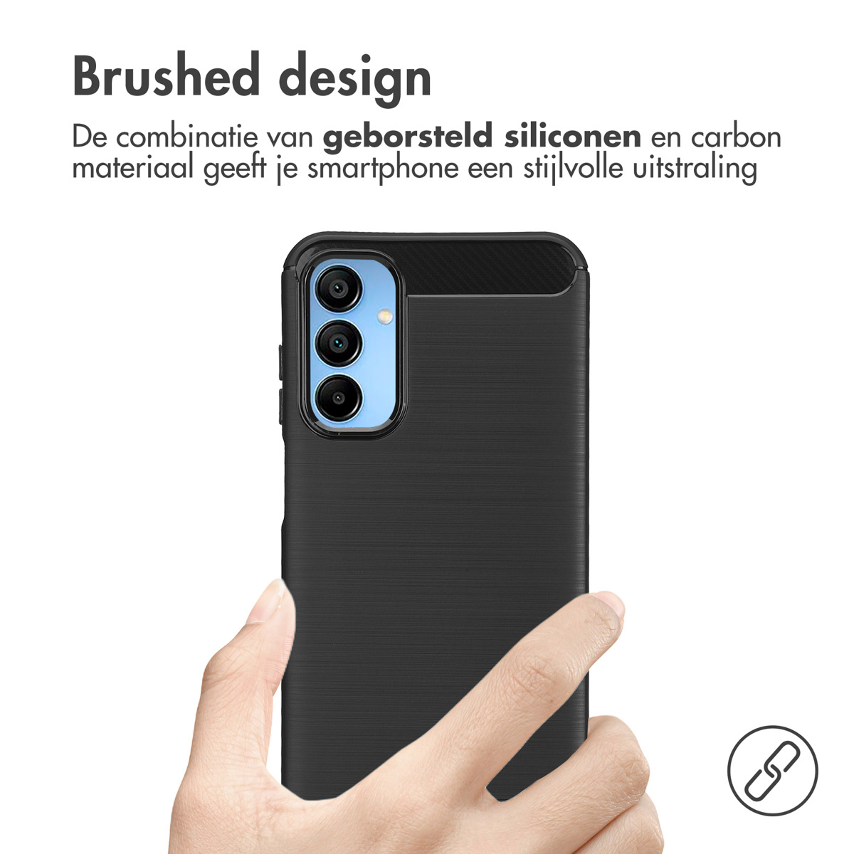 Een zwarte telefoonhoes met een gestructureerd ontwerp wordt door een hand vastgehouden. De tekst luidt: “Brushed design”.