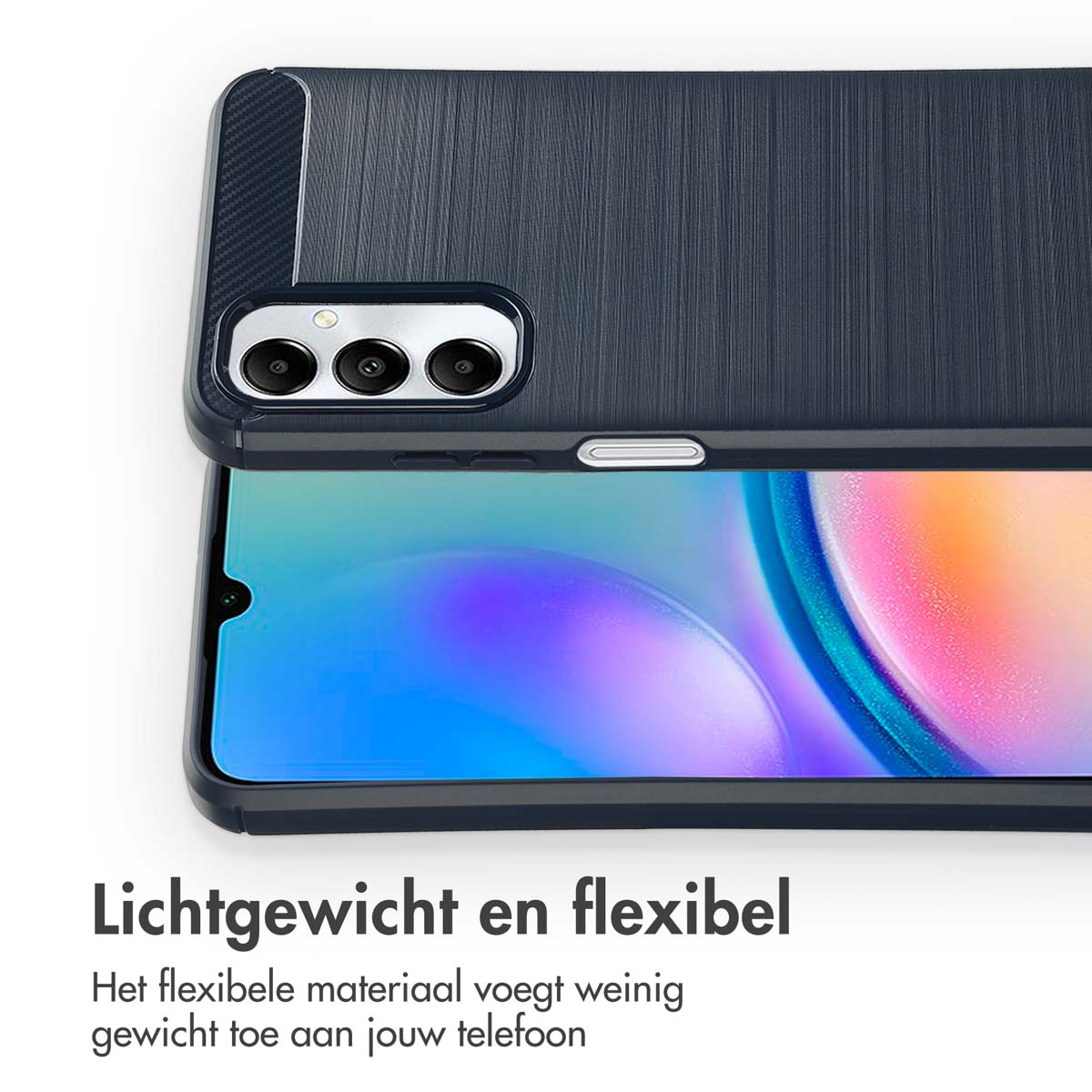 Une coque de téléphone bleu marine sur un téléphone, avec du texte en néerlandais en dessous.
