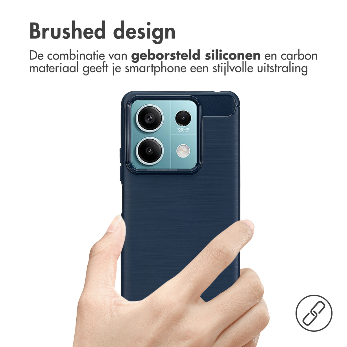 Une main tenant une coque de téléphone bleu marine avec plusieurs lentilles d'appareil photo.