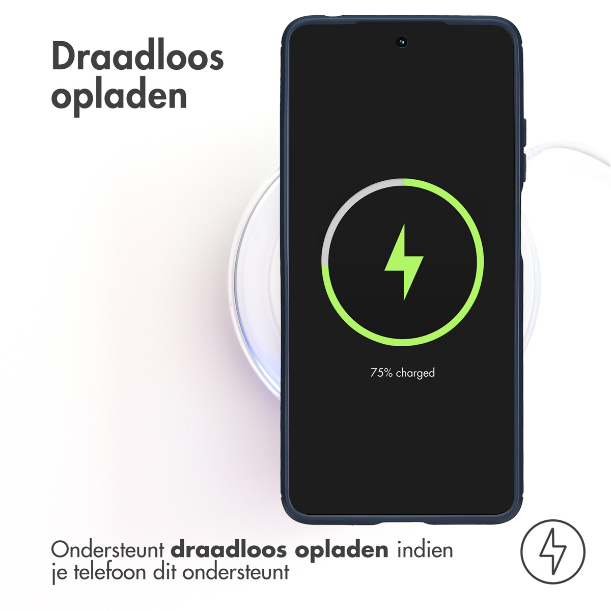 Een zwarte smartphone op een draadloze oplader. De oplader toont een groene bliksemschicht.