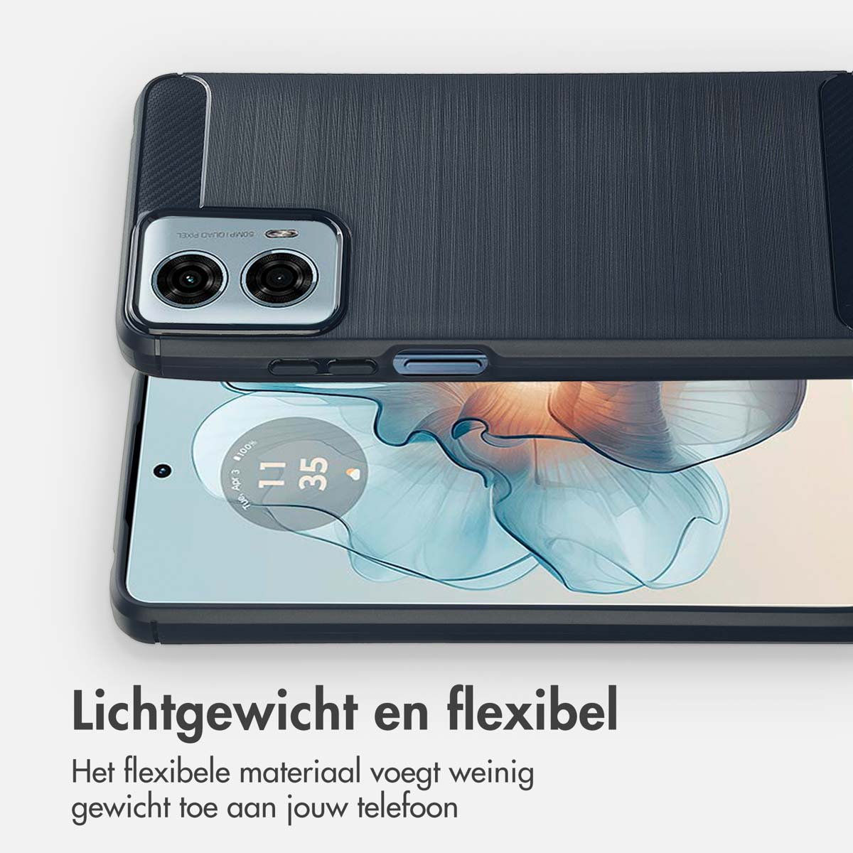 Een telefoonhoesje op een telefoon. De hoes is donkerblauw met de tekst "Lichtgewicht en flexibel".