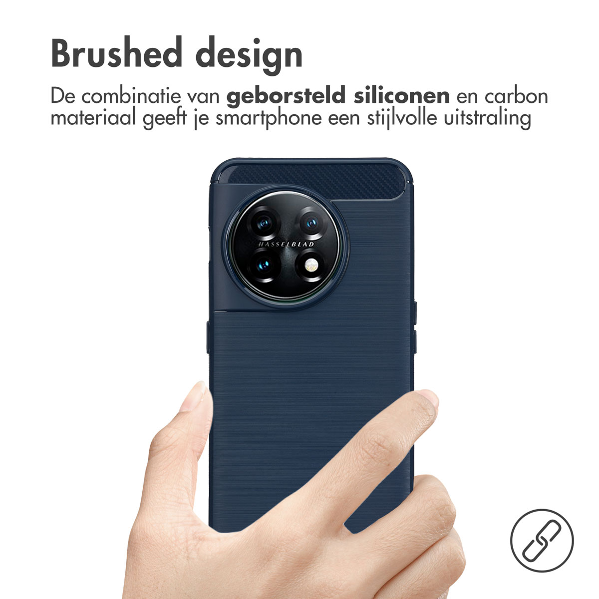 Main tenant une coque de téléphone bleue avec un design texturé.