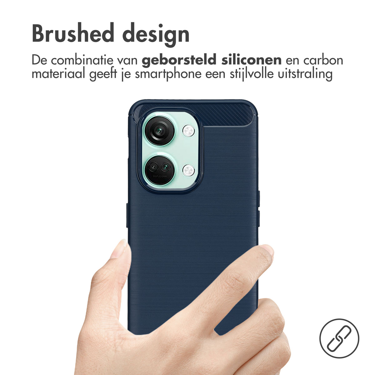 Een persoon houdt een telefoon vast in een blauwe hoes met een geborsteld ontwerp. Telefoon heeft camera.