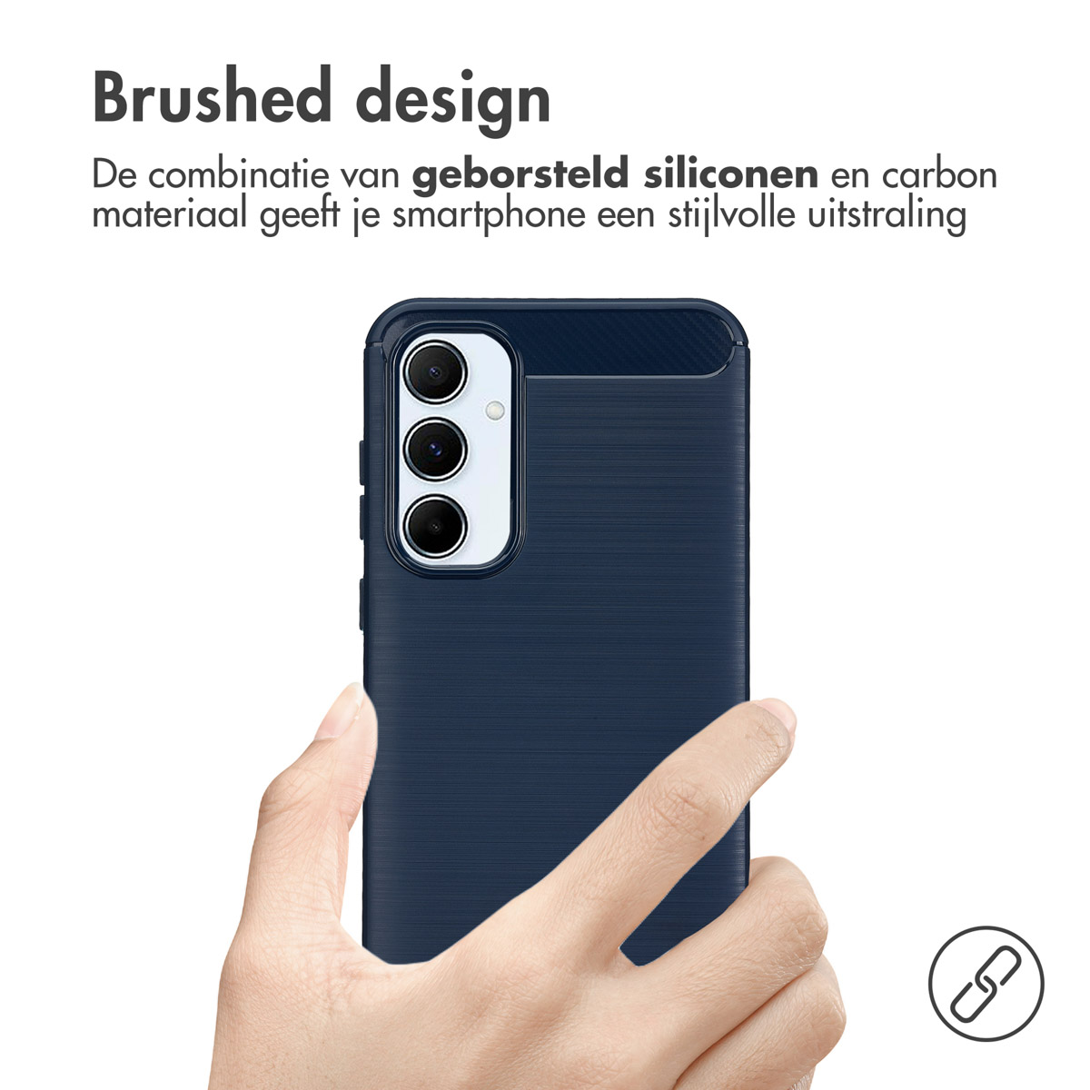 Een marineblauwe telefoonhoes met een geborsteld ontwerp. Een hand houdt de telefoon vast.