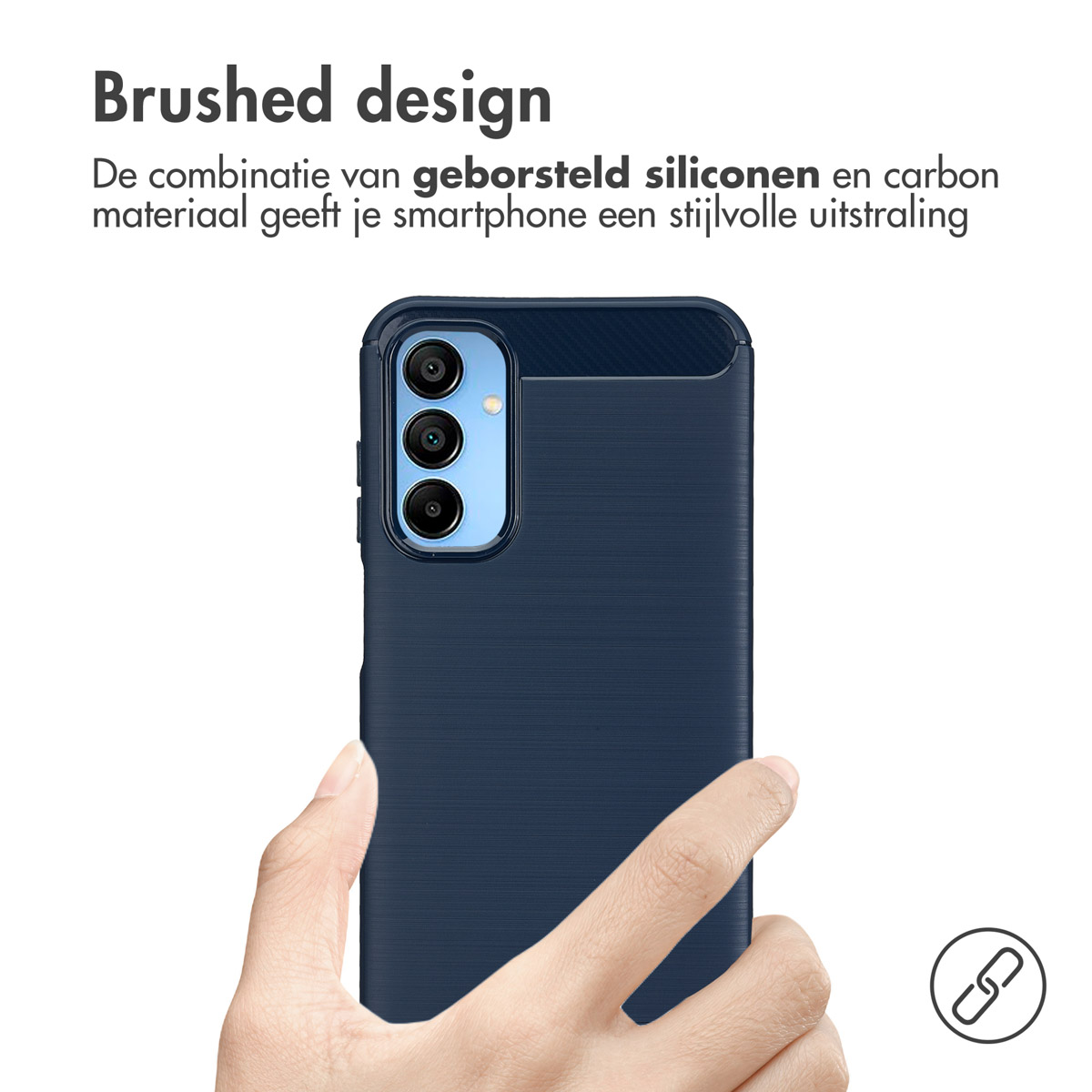 Main tenant une coque de téléphone bleu marine. La coque a un dos texturé. Le texte dit design brossé, silicone et carbone.