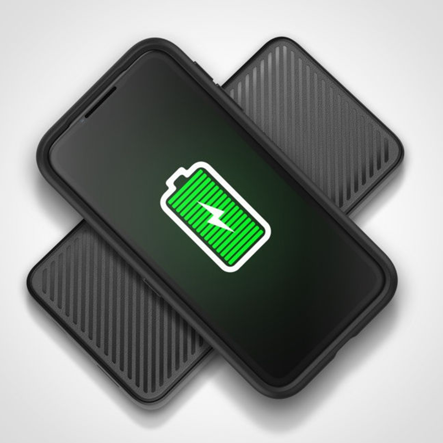 Een telefoon in een zwarte hoes met een groen batterij-oplaadpictogram op een donker scherm.