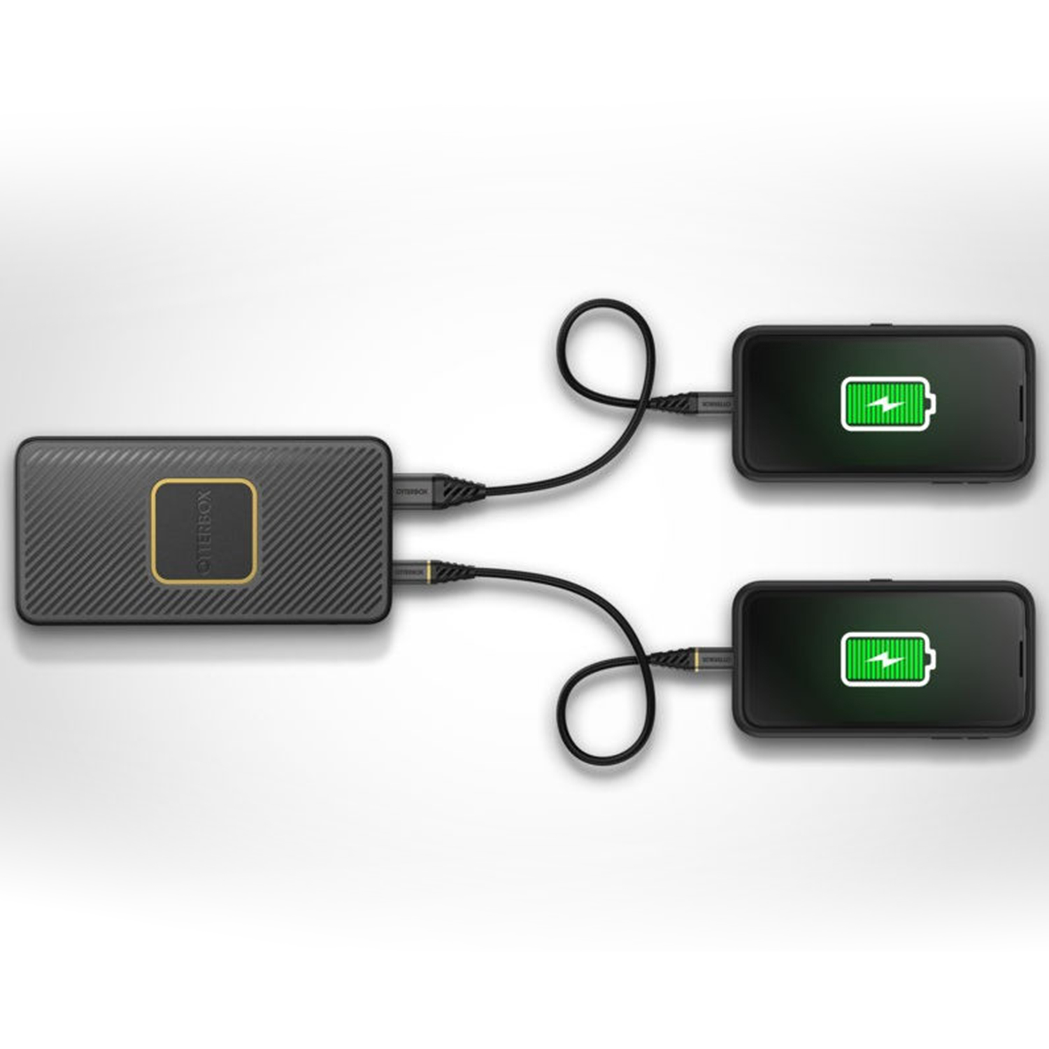 Twee smartphones die opladen vanaf een zwarte Otterbox powerbank, met groene batterij-iconen op de schermen.