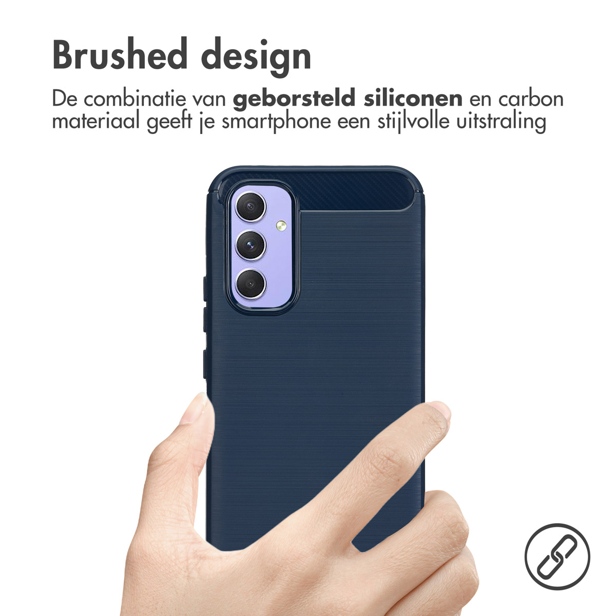 Mano che tiene un telefono blu navy con retro strutturato, con un logo.