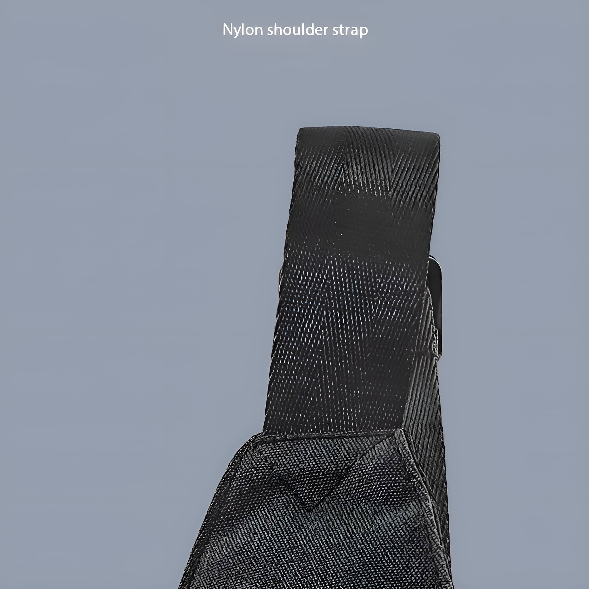 Ein schwarzer Schulterriemen aus Nylon, Nahaufnahme. Der Riemen ist gewebt und strukturiert.