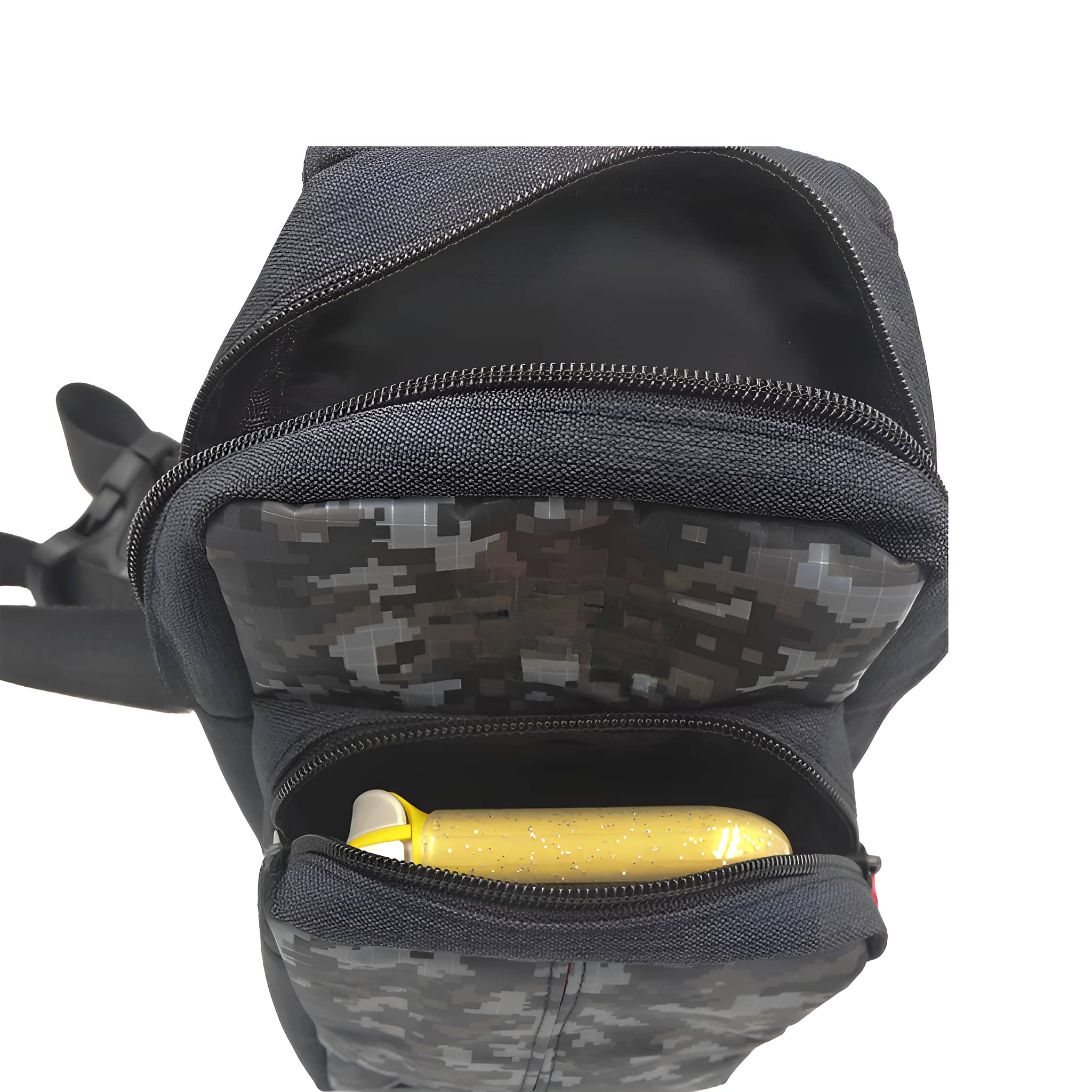 Schwarz-graue Camouflage-Tasche mit einer gelben Flasche in der Vordertasche. Offen und leer.