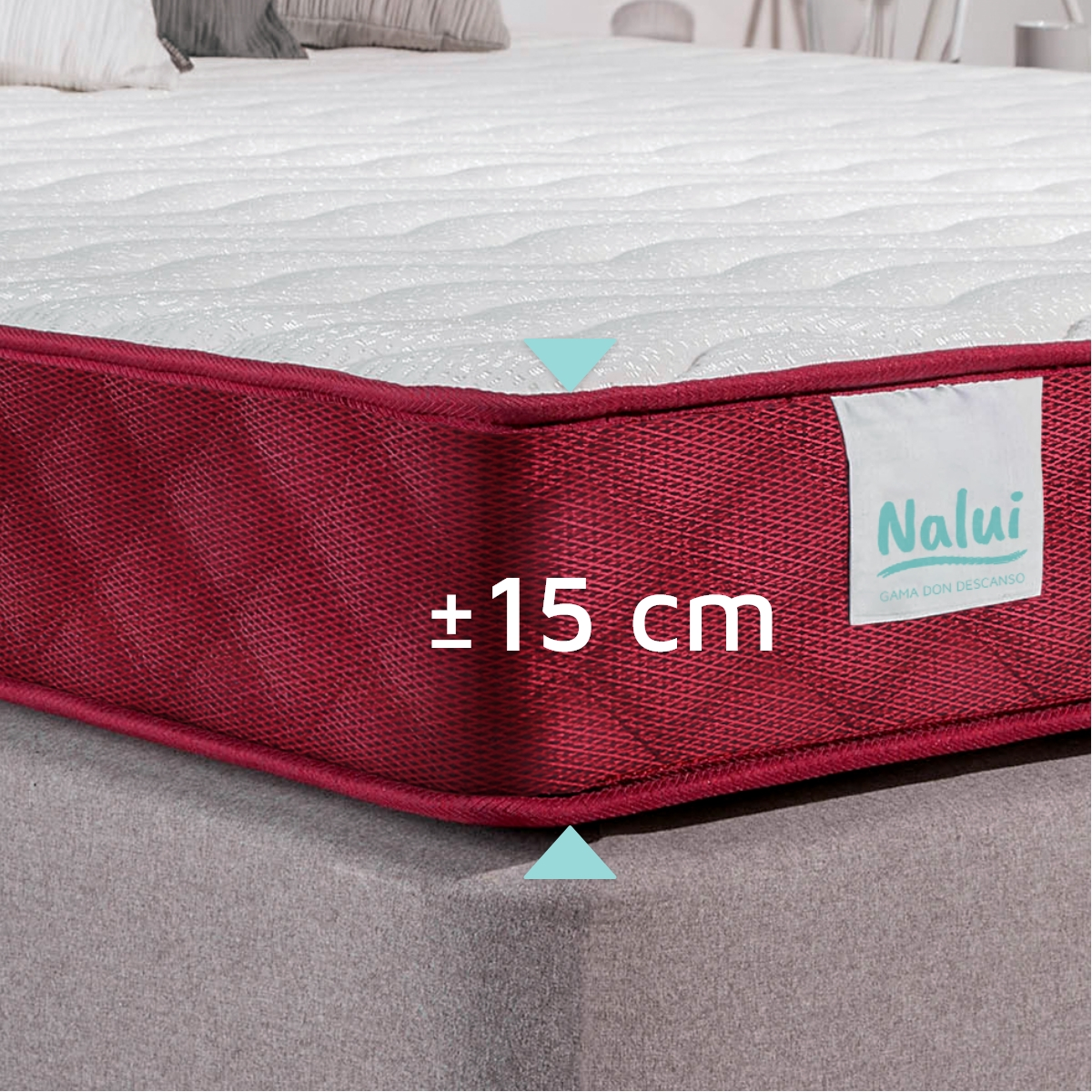 Cama con colchón blanco con laterales burdeos sobre base gris. Con almohada blanca.