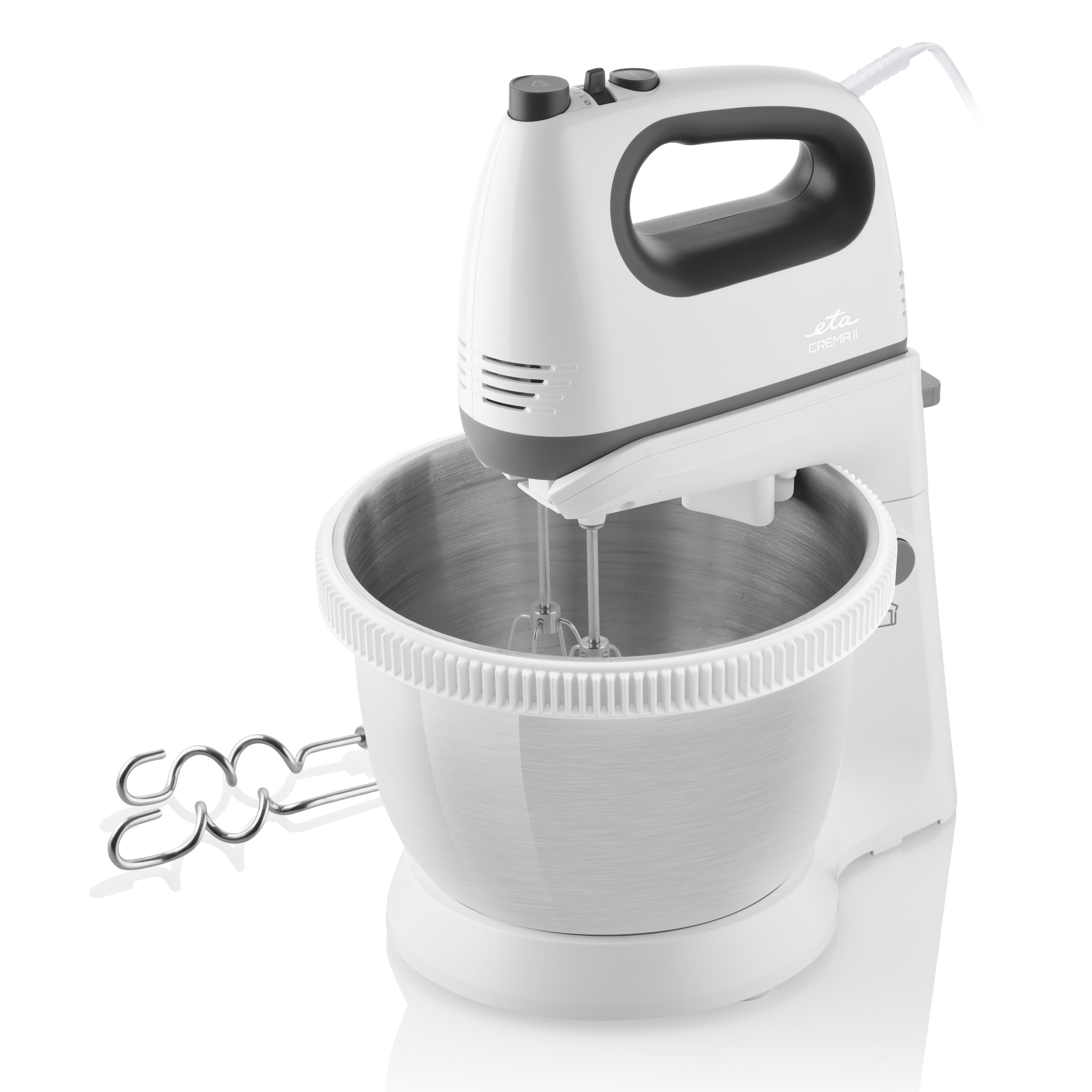 Un mixer bianco e grigio con una ciotola. Il mixer ha un manico e la ciotola un accessorio per sbattere.
