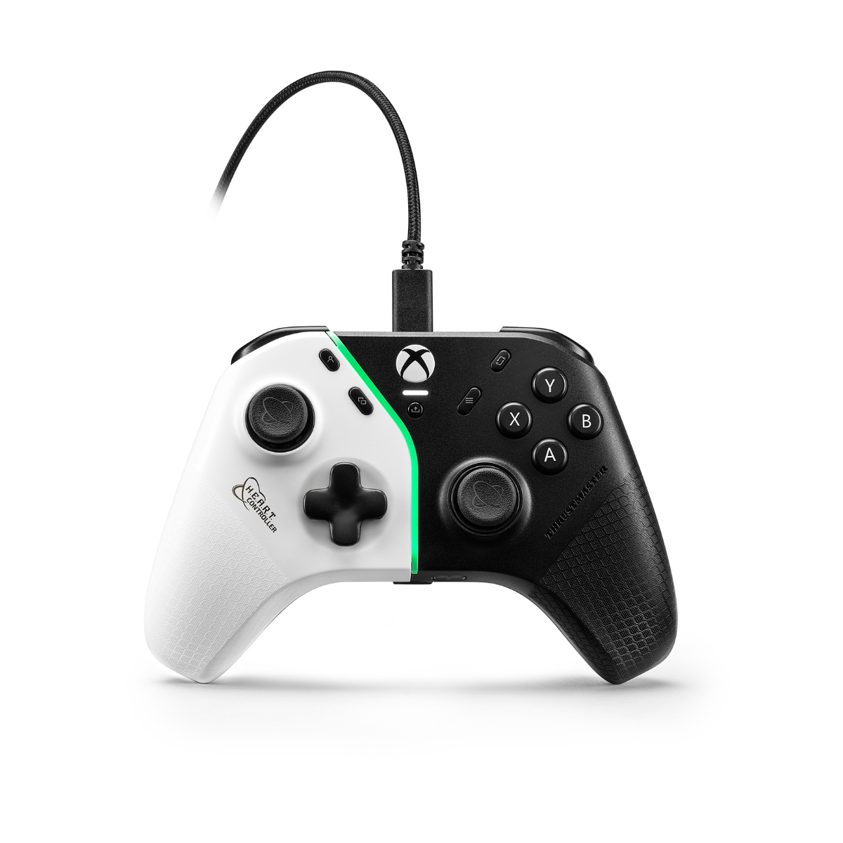 Czarno-biały kontroler do gier z różnymi przyciskami i dołączonym kablem USB.