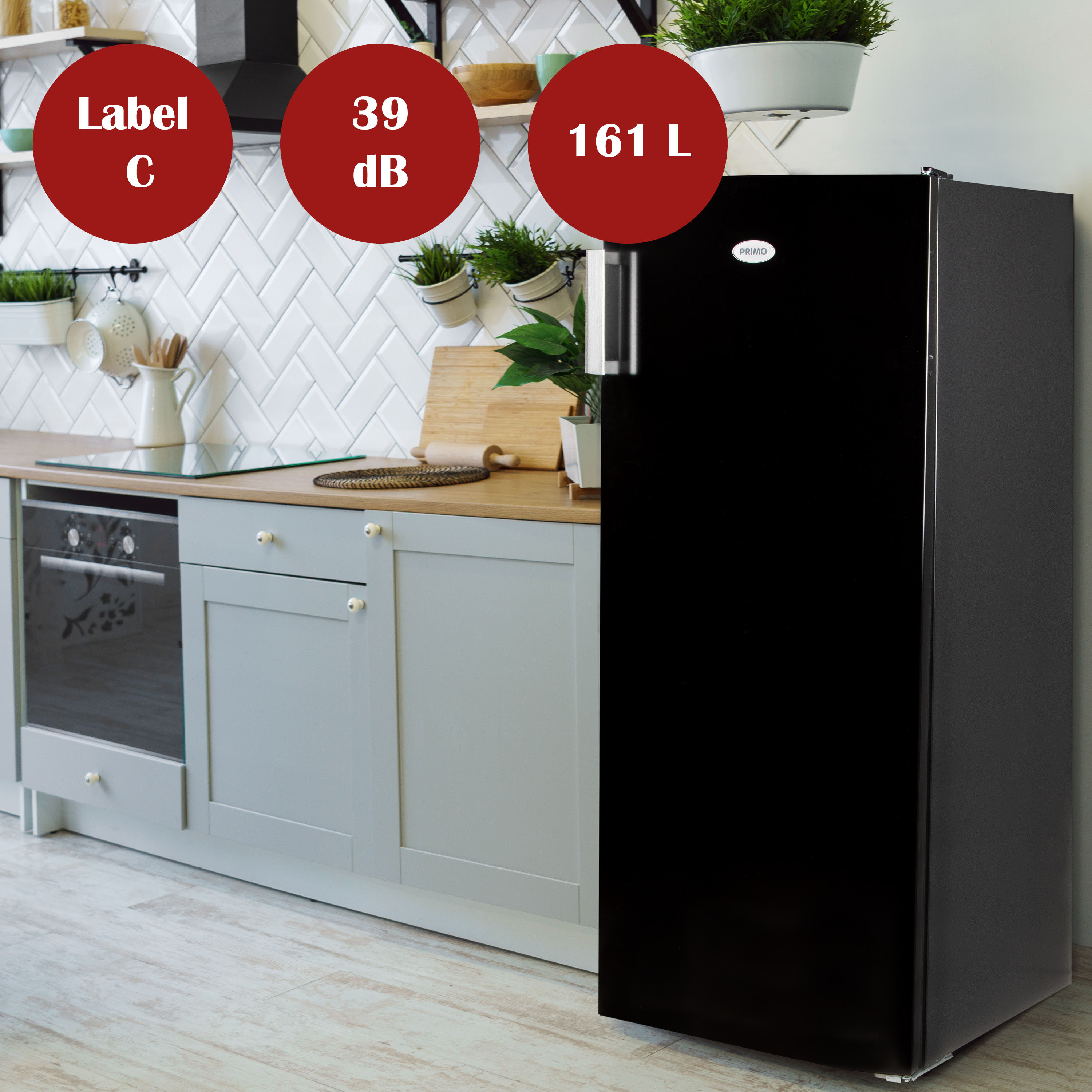 Zwarte koelkast in de keuken, met de aanduidingen: C, 39 dB, 161 L.