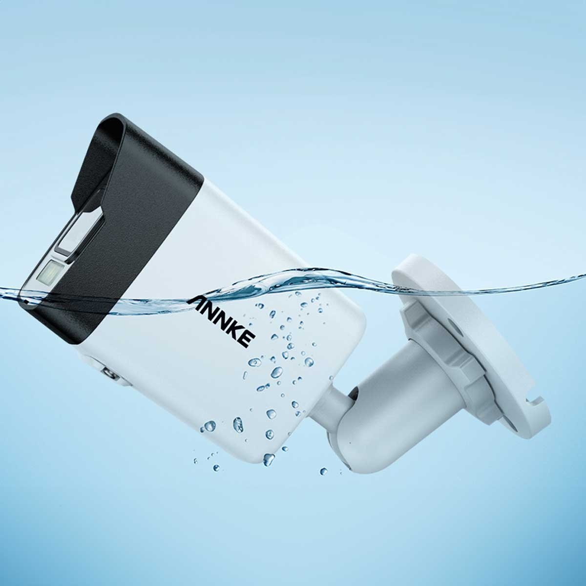 Weiße Kamera, eingetaucht in Wasser, mit dem Wort ANKKE an der Seite.