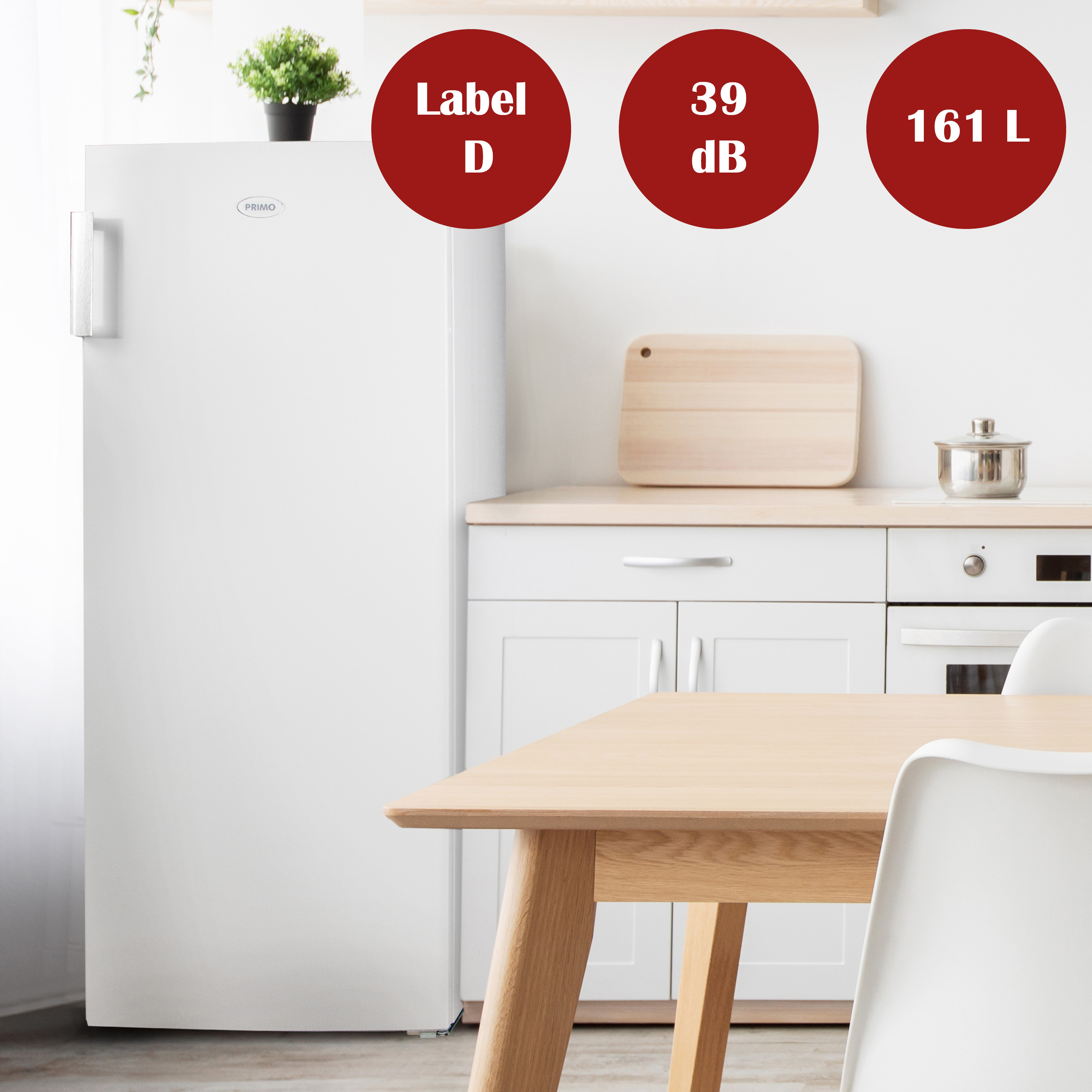 Witte koelkast in een keuken. Het heeft een D-energielabel, 39 dB en 161 L.
