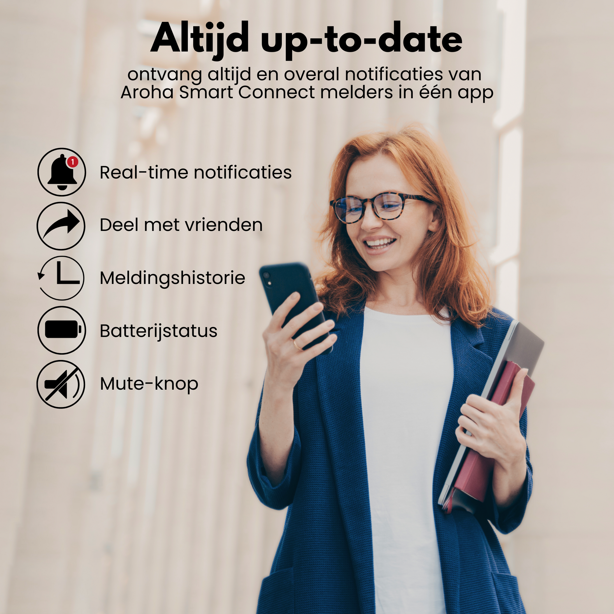 Une femme tenant un téléphone et des documents sourit. Texte : Toujours à jour, notifications Aroha Connect.