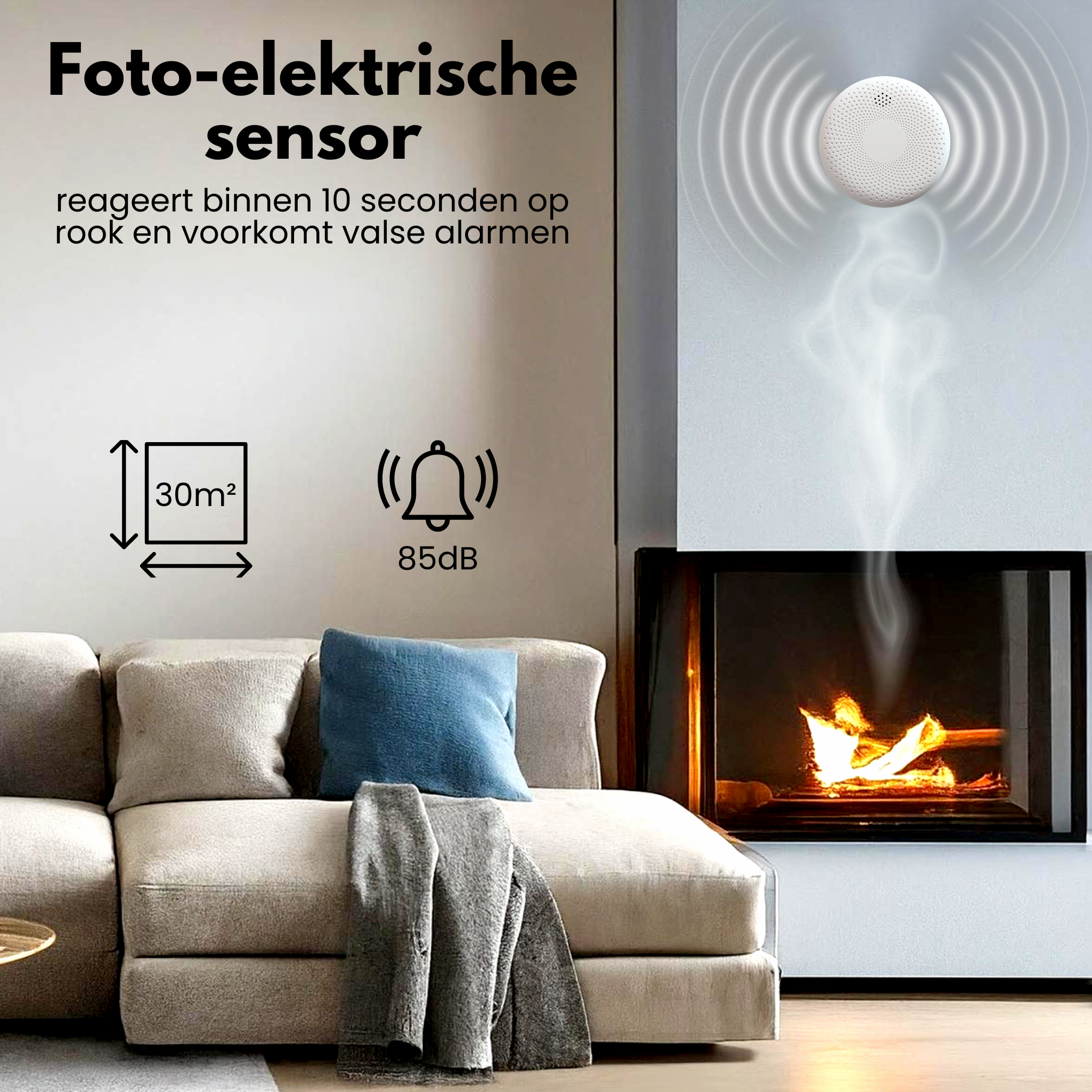 Rauchmelder an einer Wand, mit Kamin und Couch im Hintergrund.