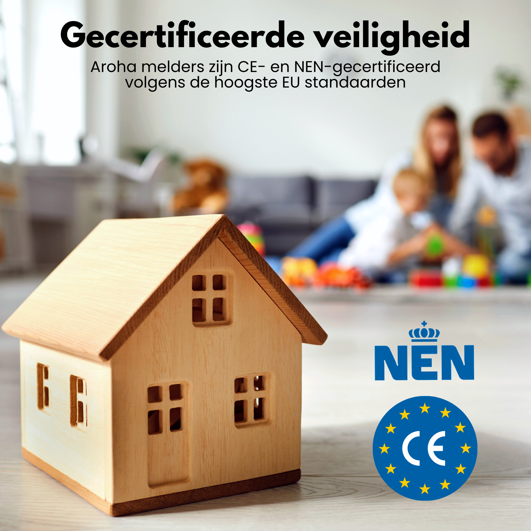 Ein Holzhausmodell mit CE- und NEN-Logos und eine Familie im Hintergrund, die Sicherheit bewirbt.