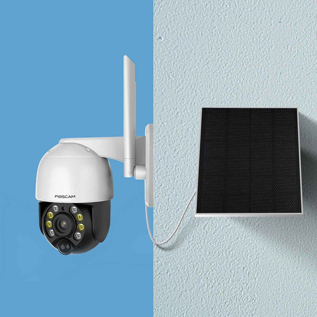 Biało-czarna kamera bezpieczeństwa z panelem słonecznym przymocowanym z boku.