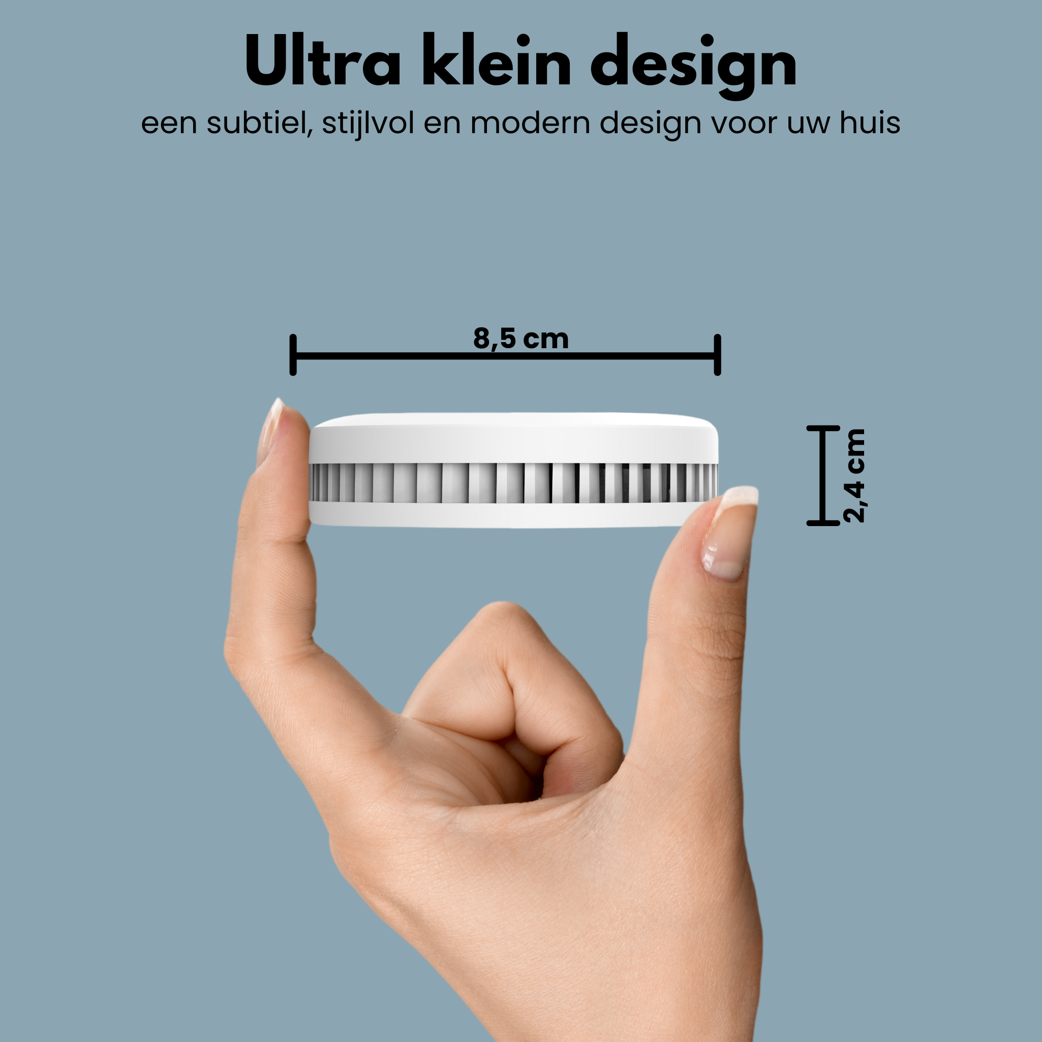 Weißes Gerät, 8,5 cm breit, 2,4 cm hoch. Das Gerät wird von einer Hand gehalten. Hintergrund: hellblau.