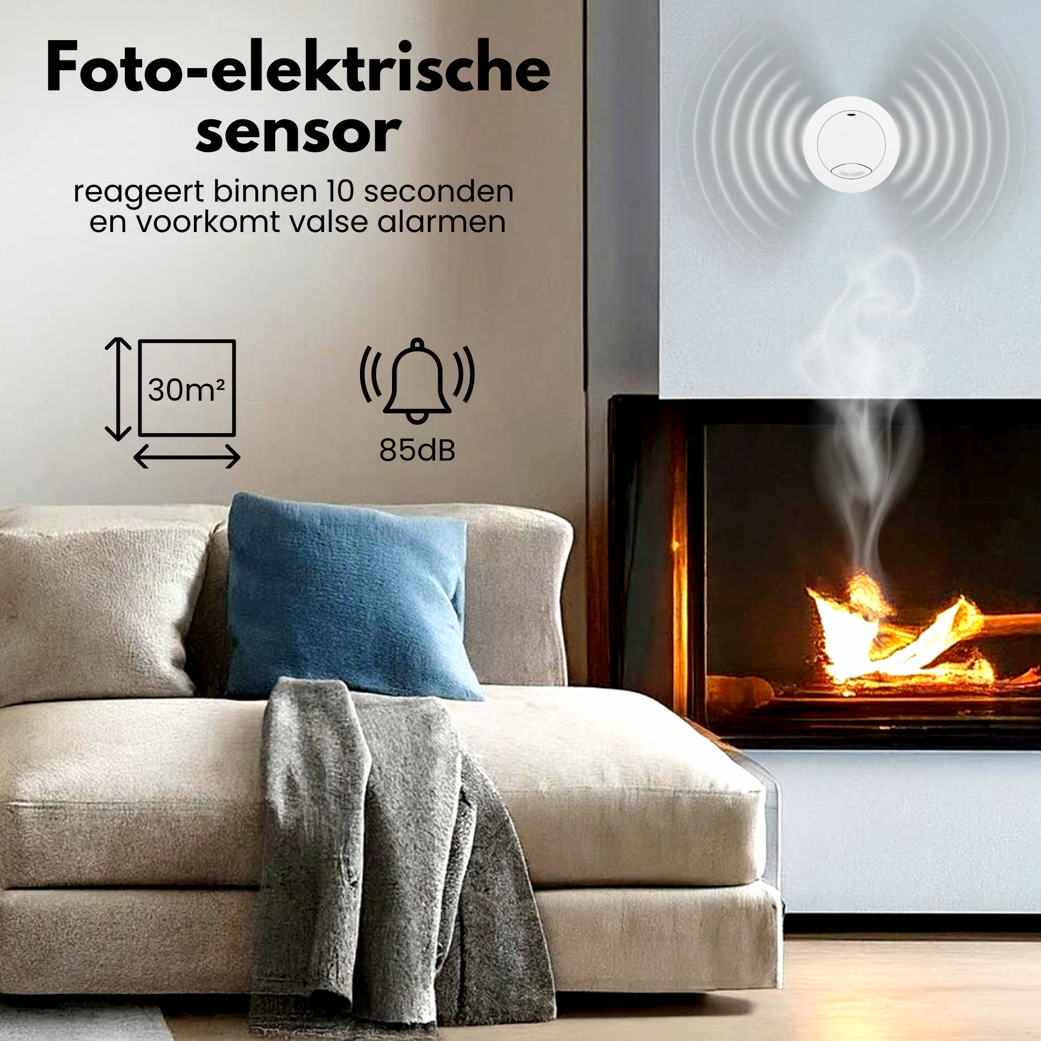 Ein Rauchmelder an der Wand mit Flammen im Kamin und einem Sofa darunter.