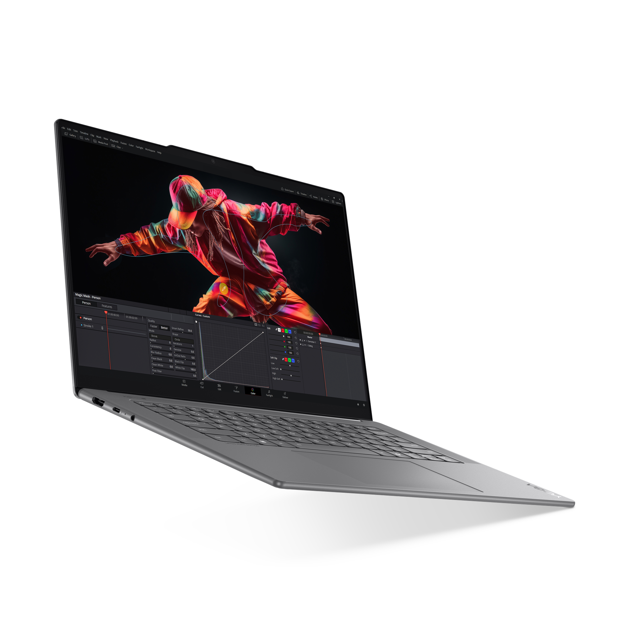 Laptop mit Bild auf dem Bildschirm. Der Laptop ist silberfarben und auf weißem Hintergrund abgewinkelt.