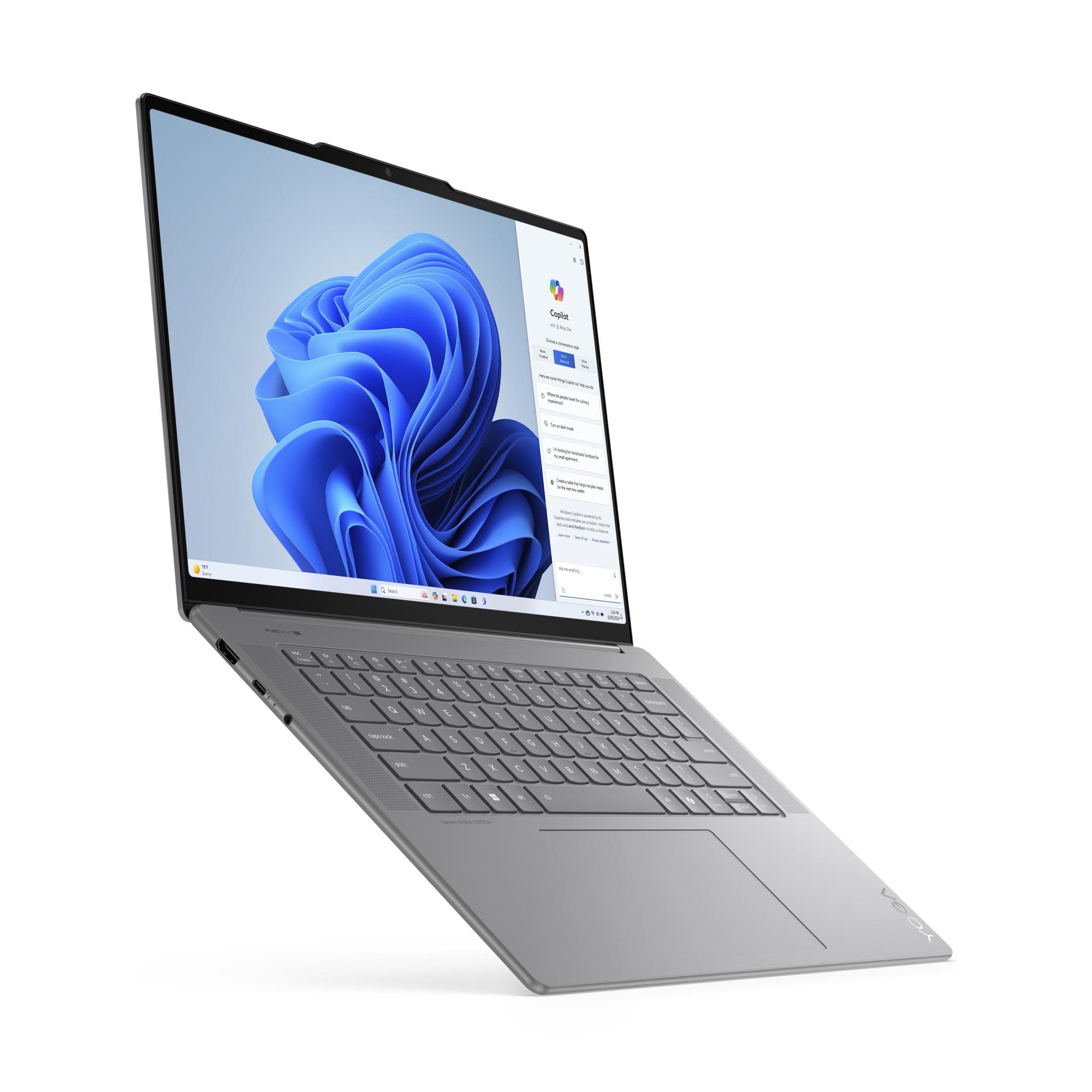 Ein silberner Laptop mit blauem Bildschirm und weißem Hintergrund, leicht zum Betrachter geneigt.