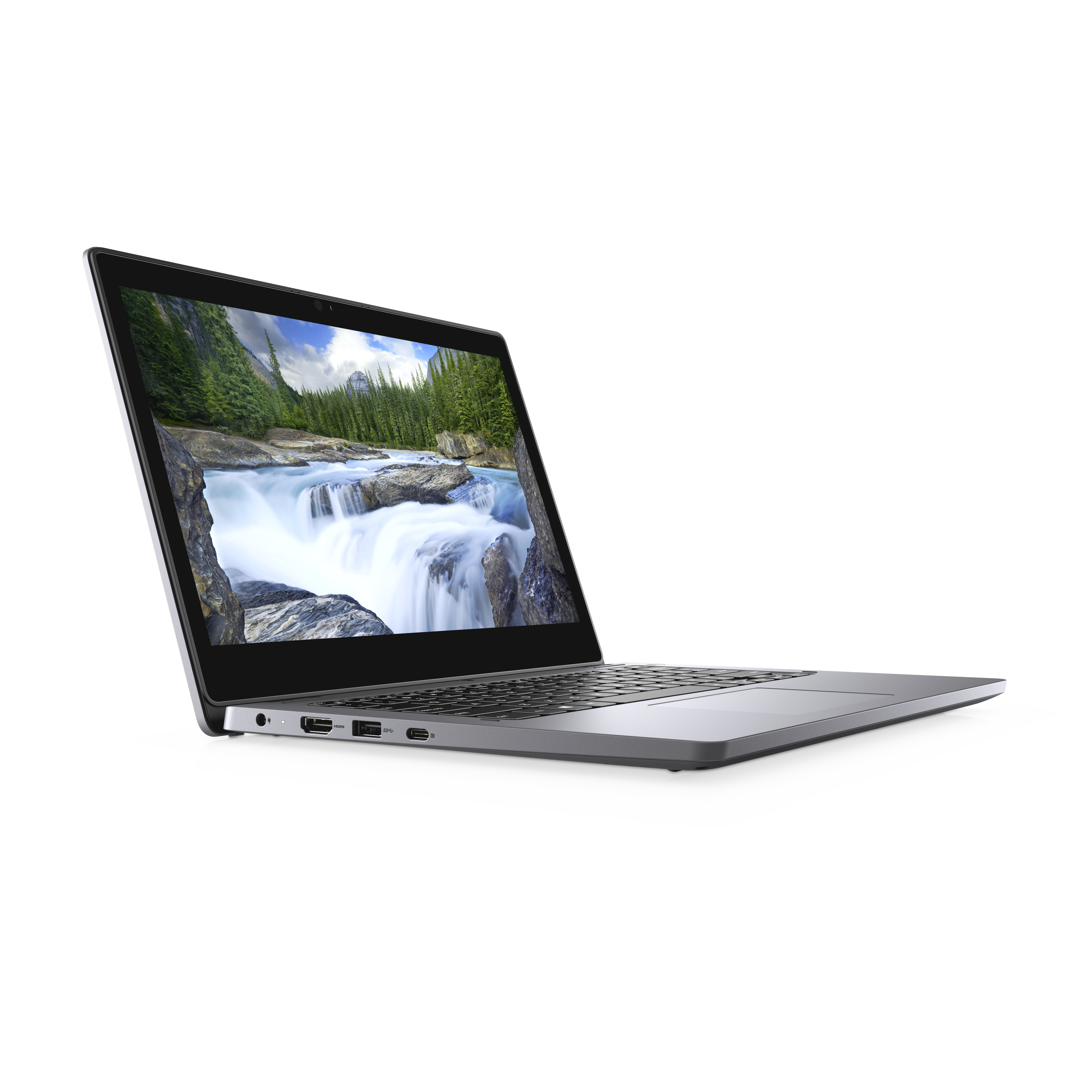 Een zilverkleurige laptop open, met een watervalscène op het scherm, op een witte achtergrond.
