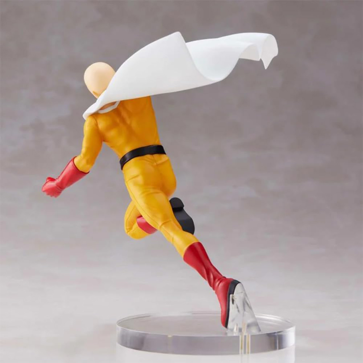 Figura de One Punch Man en pose corriendo con capa blanca.
