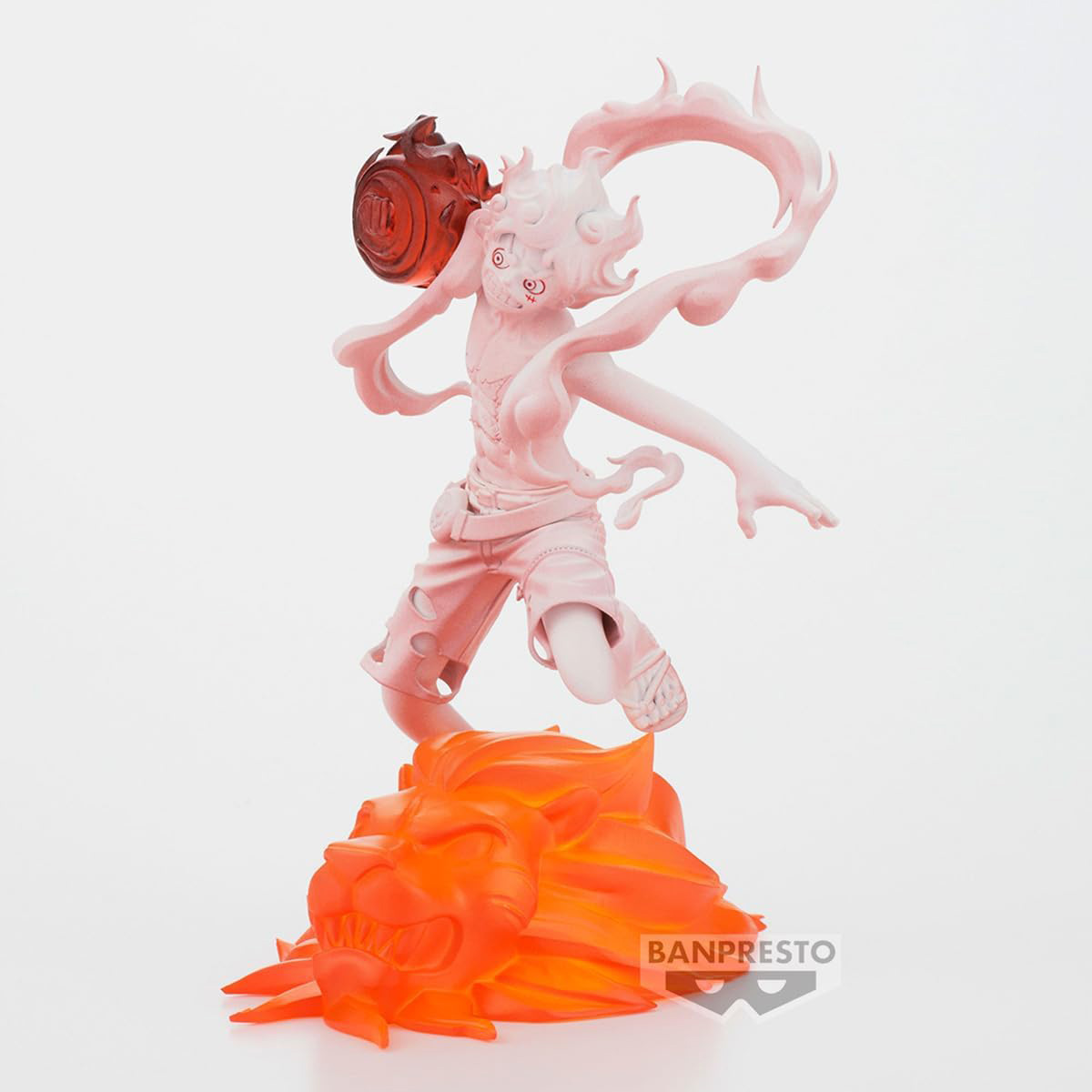 Una figura de anime blanca y naranja en pose dinámica, sobre base de fuego naranja.