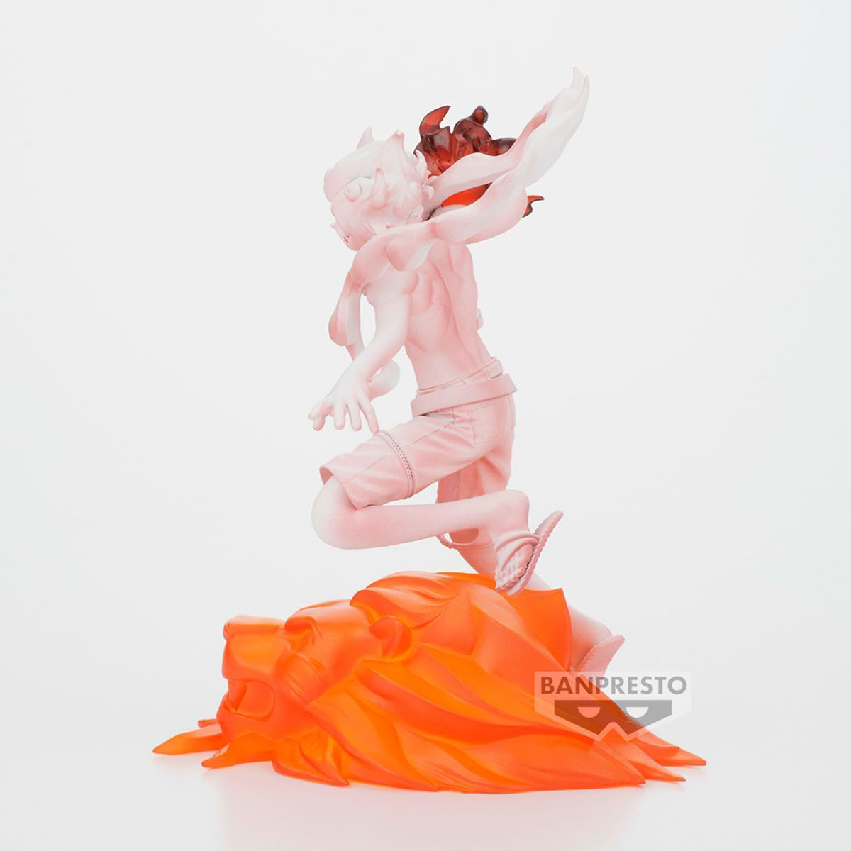 Figura de anime de un personaje masculino en el aire, sobre base de llama naranja, acentos blancos y rojos.