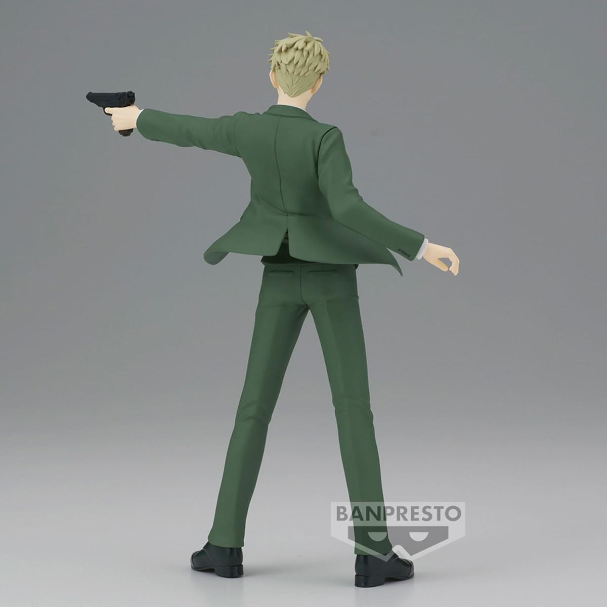 Una figura de anime de un hombre con un traje verde sosteniendo un arma. Está sobre un fondo gris.