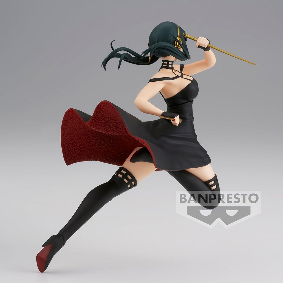 Eine weibliche Anime-Figur in einem schwarzen Kleid rennt und hält ein Schwert. Die Figur befindet sich auf grauem Hintergrund.
