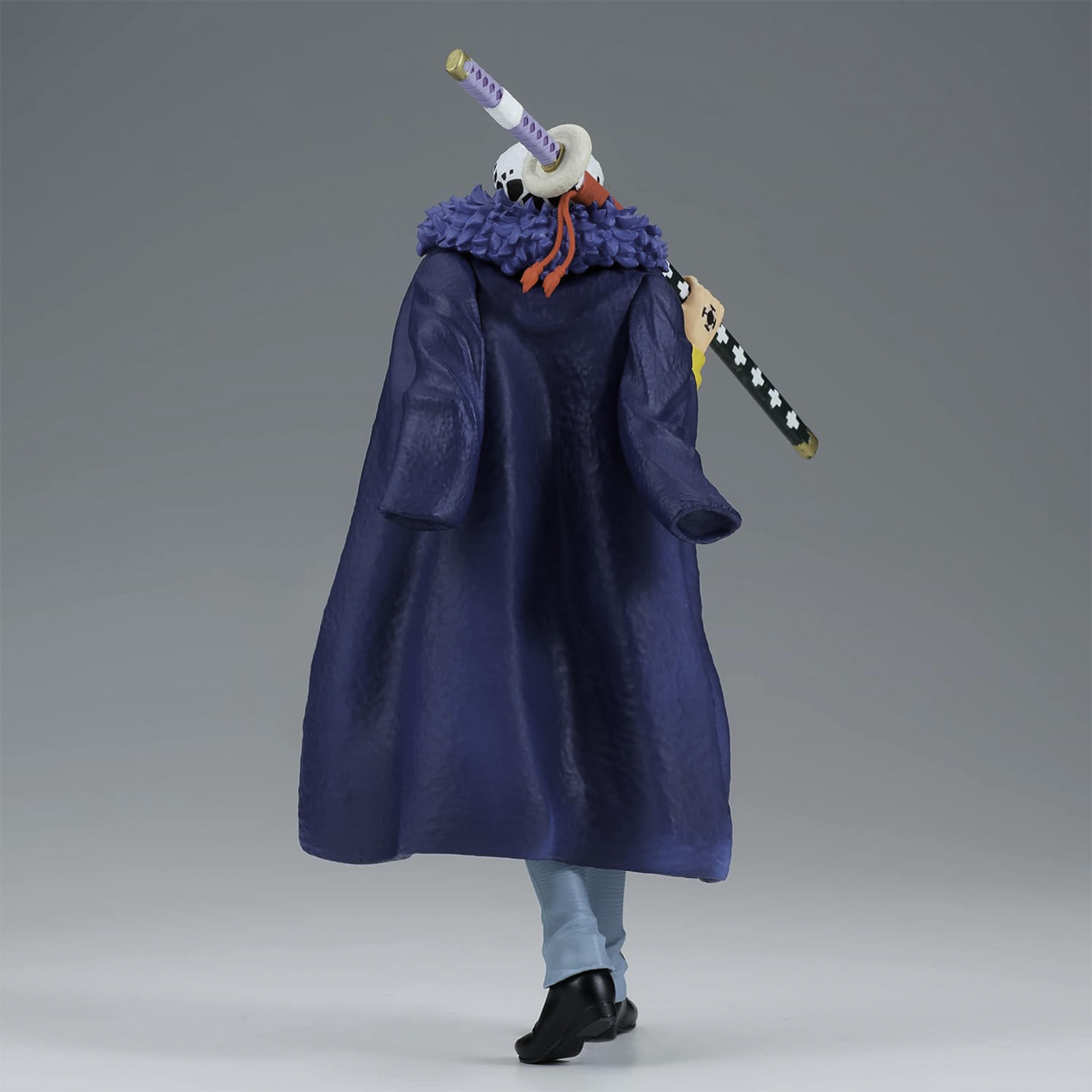 Eine Rückansicht einer Law-Figur mit blauem Mantel, Schwert und Totenkopfhut.