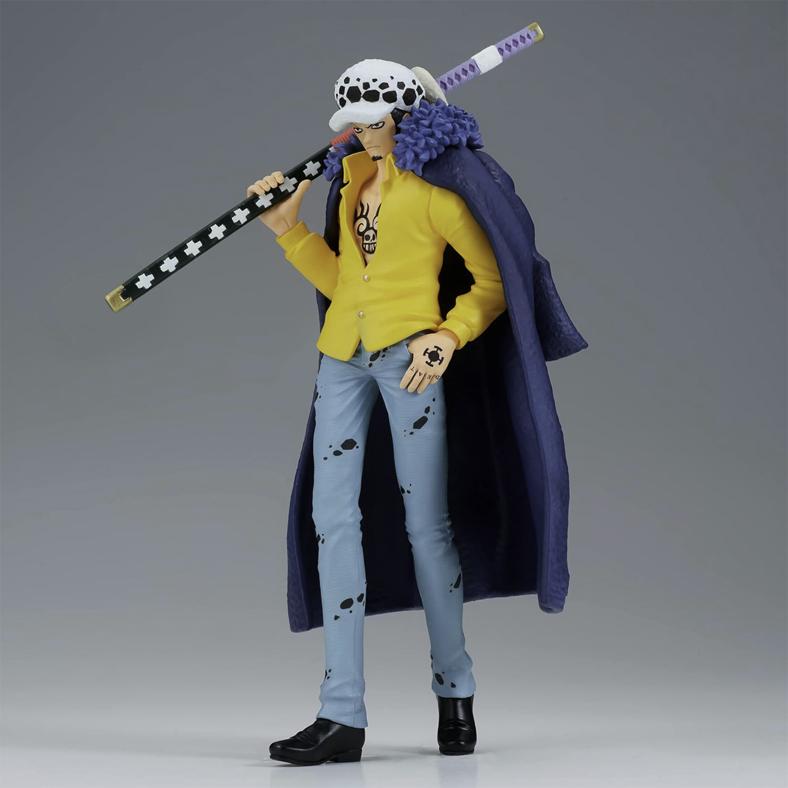 Anime-Figur: Eine männliche Figur mit Schwert, gelbem Hemd und blauem Mantel.