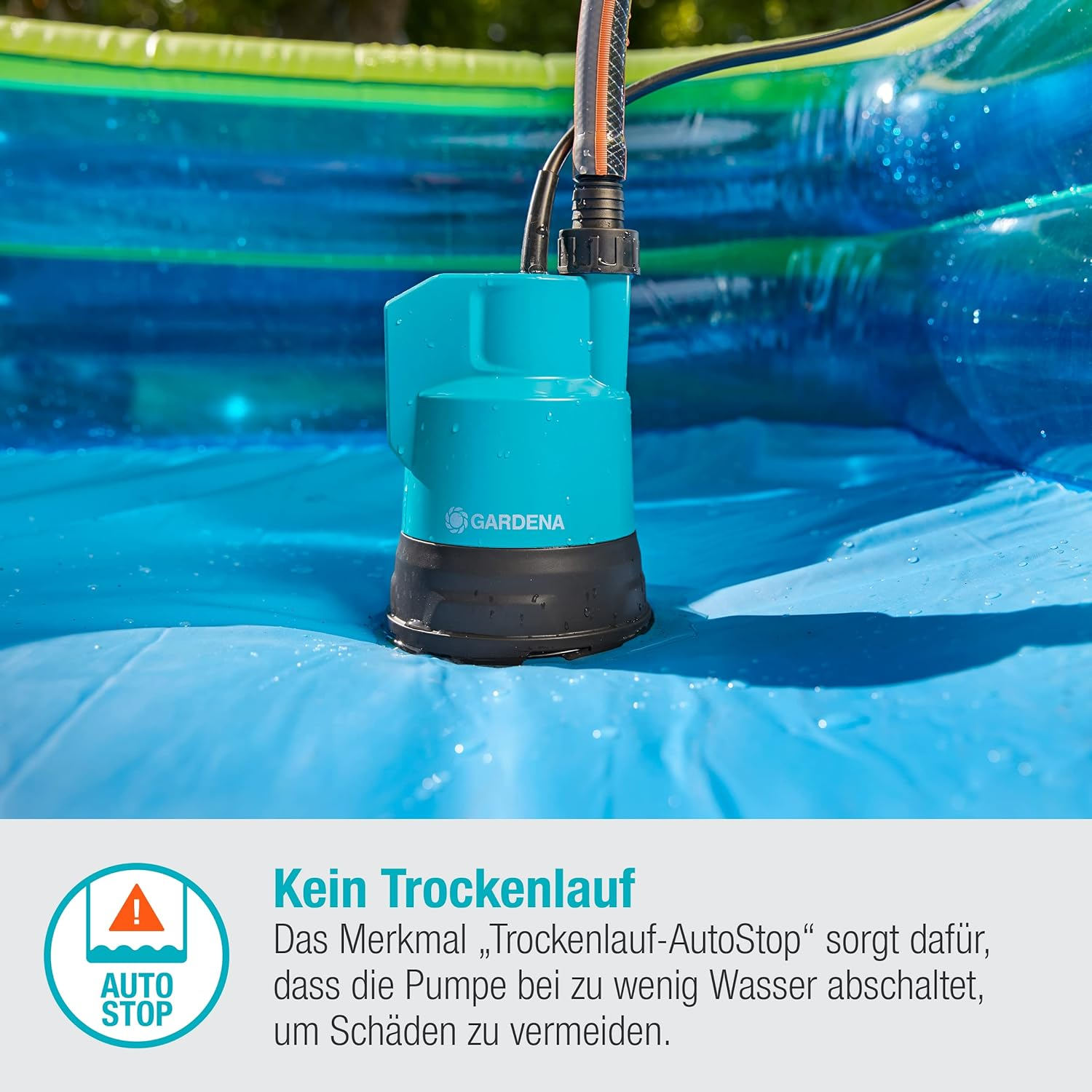 Una pompa blu sommersa in una piscina blu. L'immagine mostra parte della piscina.