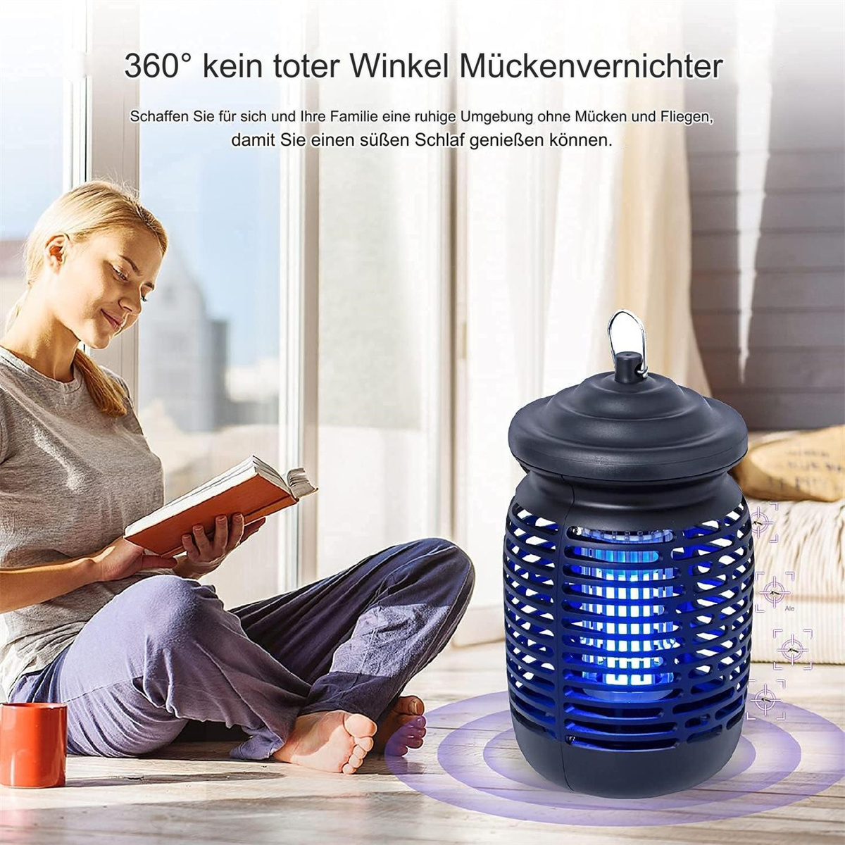 Frau liest Buch neben Fenster. Insektenschutzgerät mit blauem Licht ist sichtbar.