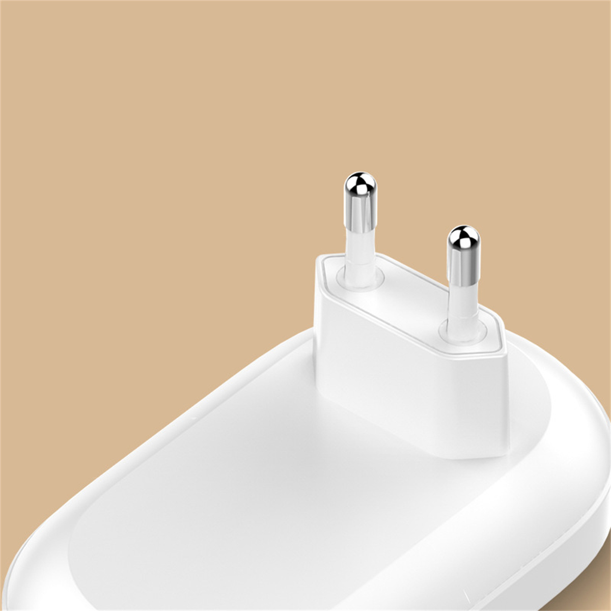 Weißer Stecker mit zwei Stiften. Auf hellbraunem Hintergrund. Der Stecker hat eine glatte Oberfläche.