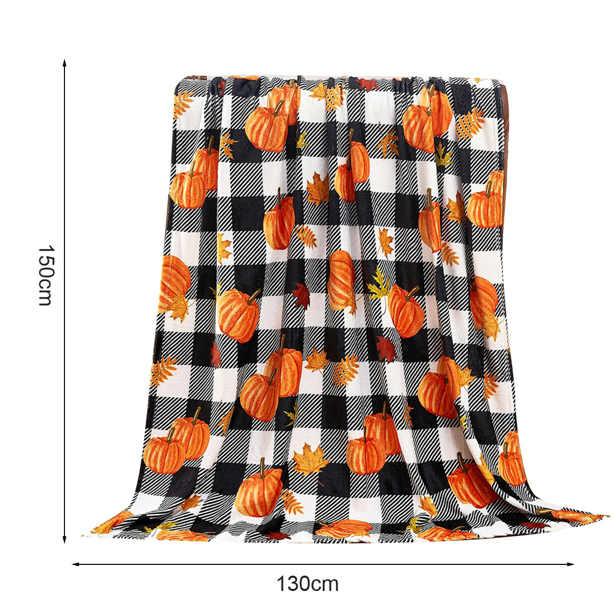 Eine Herbstdecke mit schwarz-weißem Karomuster und orangefarbenen Kürbisdesigns.