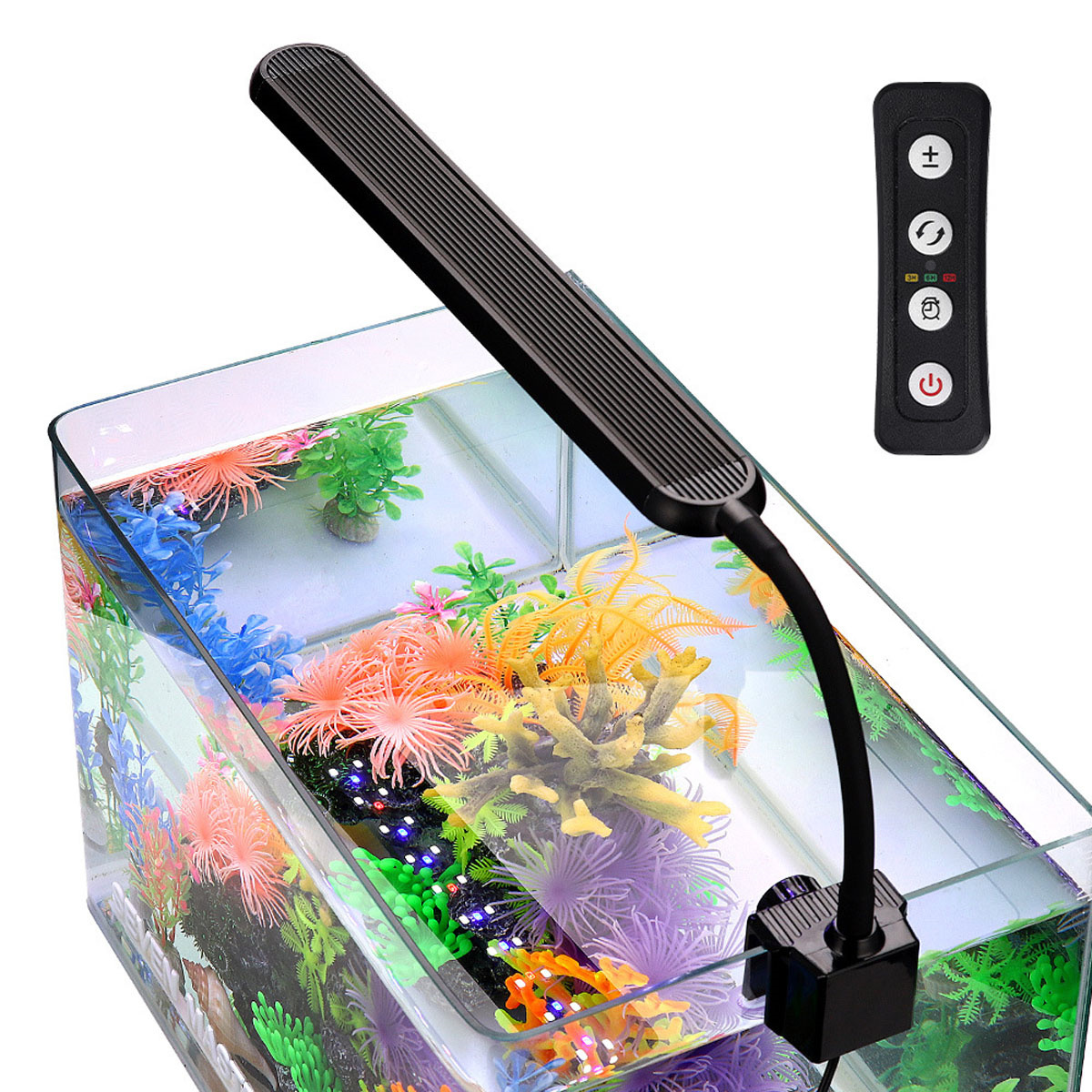 Aquarium mit bunten Pflanzen und einer schwarzen Leuchte. Eine Fernbedienung rechts.