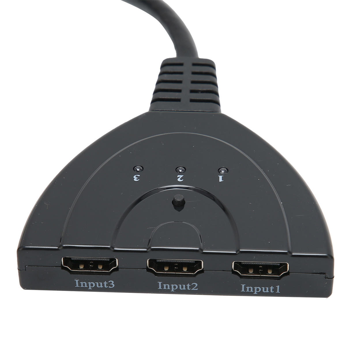 Ein schwarzer HDMI-Splitter mit drei Eingangs- und einem Ausgangsanschluss.