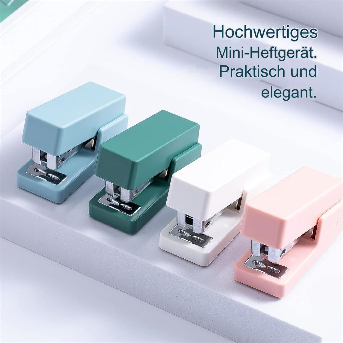 Vier Mini-Tacker in verschiedenen Farben. Sie sind blau, grün, weiß und rosa.