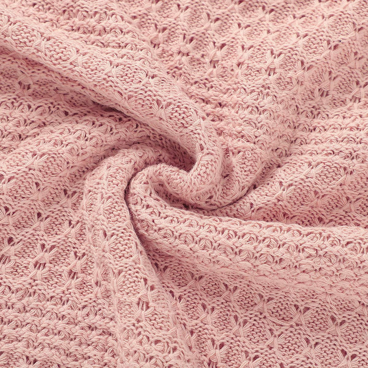 Rosa Strickdecke, weiche Textur, in einer Spirale gerollt.
