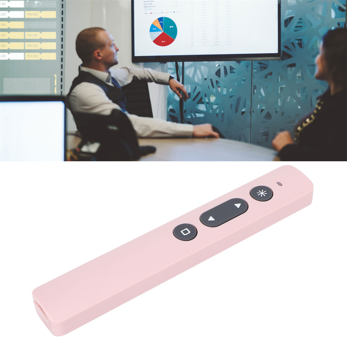 Eine Präsentationsszene: ein Mann, der auf einen Bildschirm schaut, und ein rosa Präsentationsgerät.