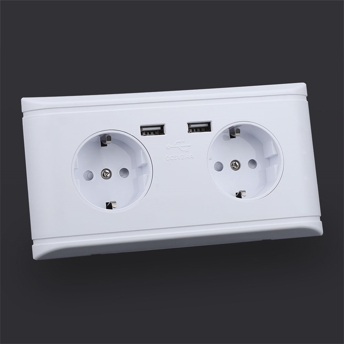 Eine weiße Steckdose mit zwei Steckdosen und zwei USB-Anschlüssen, vor schwarzem Hintergrund.