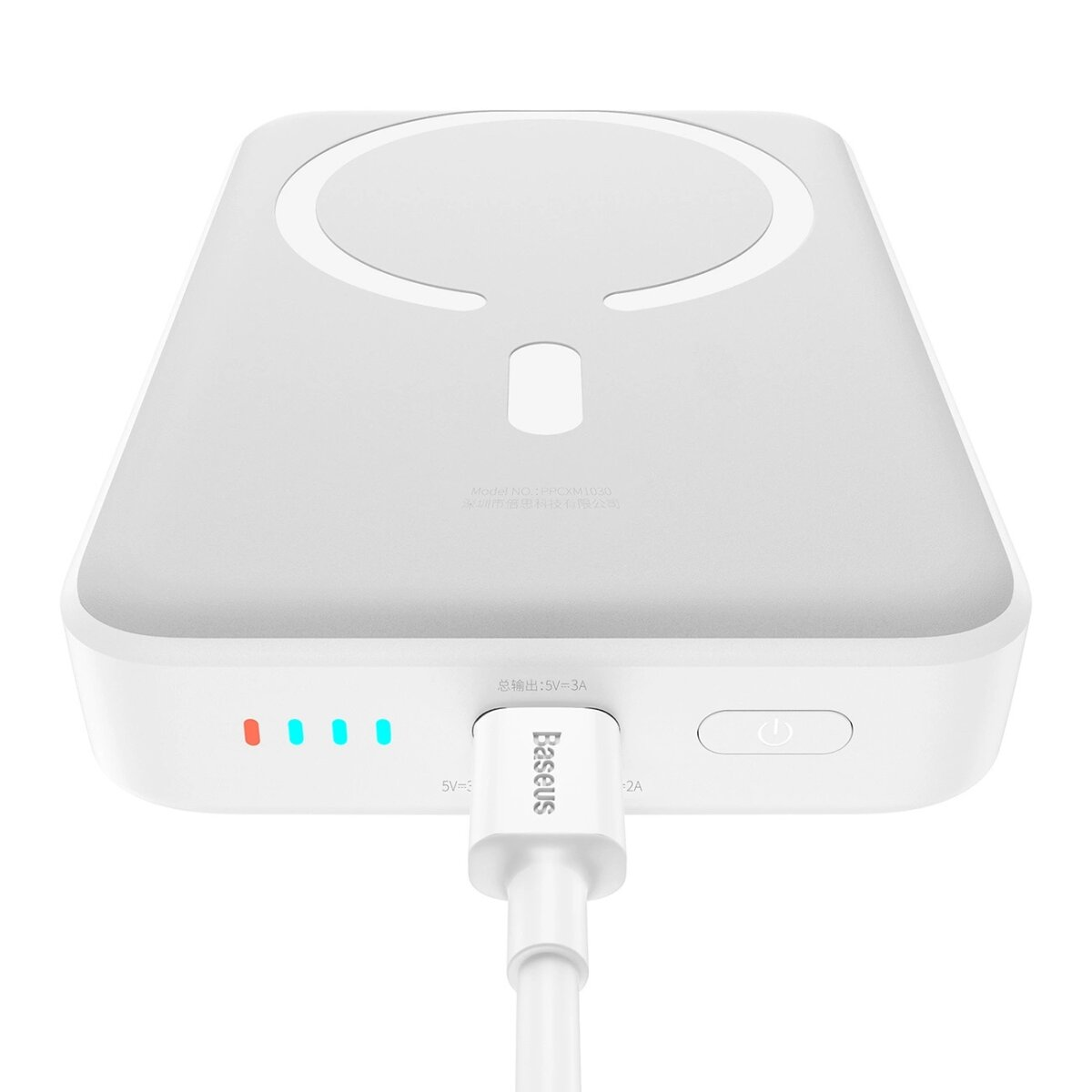 Power bank portatile bianca con cavo di ricarica e indicatori di carica, su una superficie bianca.