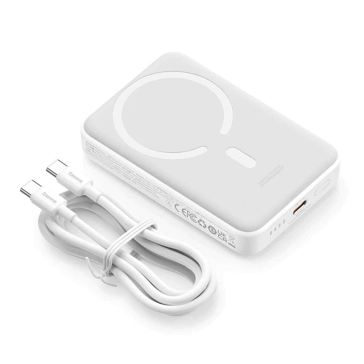Power bank bianco e cavo di ricarica bianco su sfondo bianco.