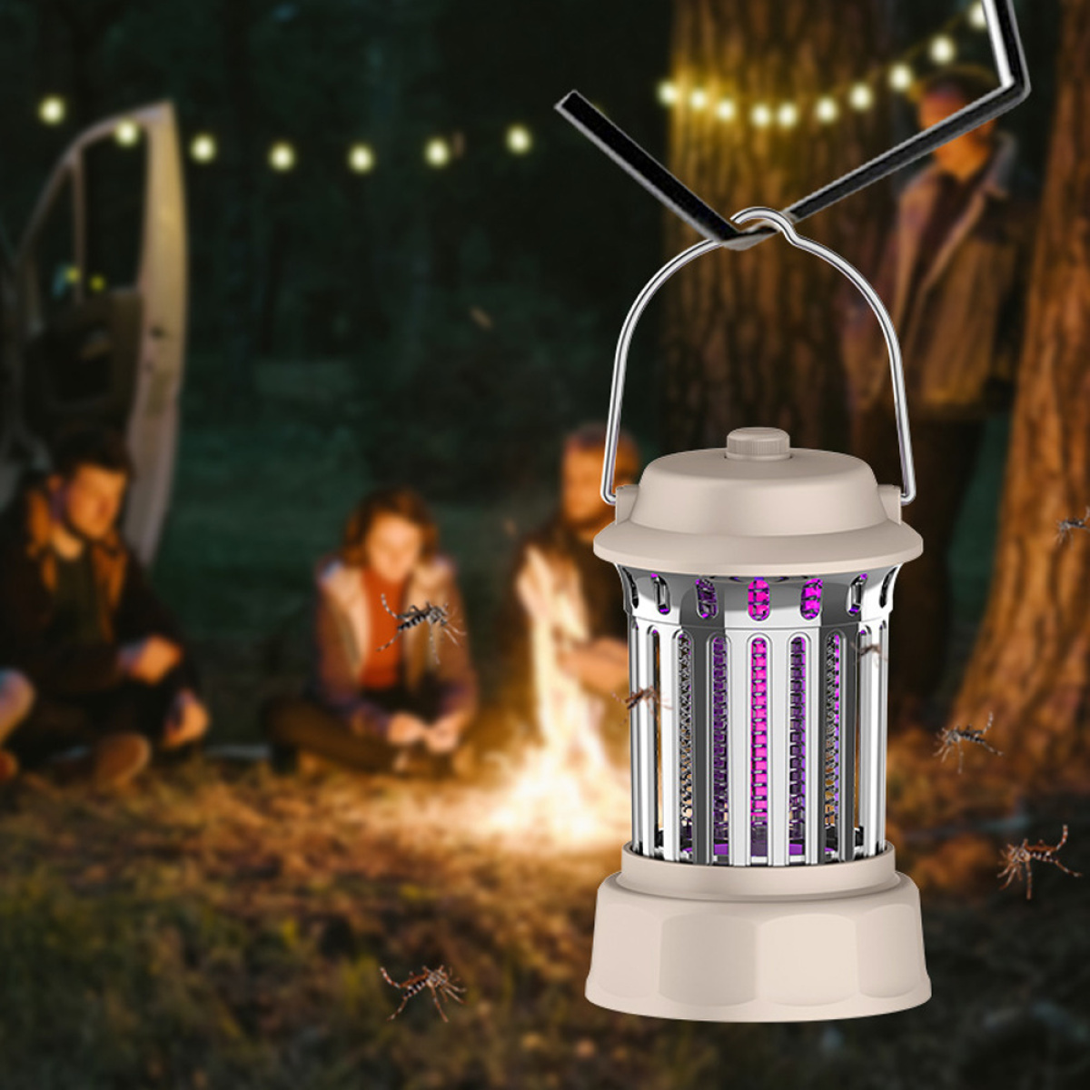 Ein Insektenvernichter hängt draußen bei Nacht. Menschen sitzen am Feuer im Hintergrund.